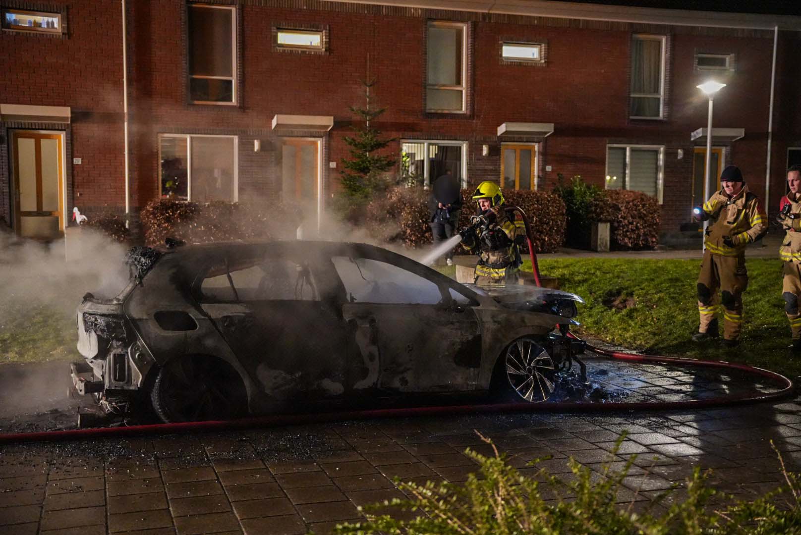 Auto volledig verwoest door brand