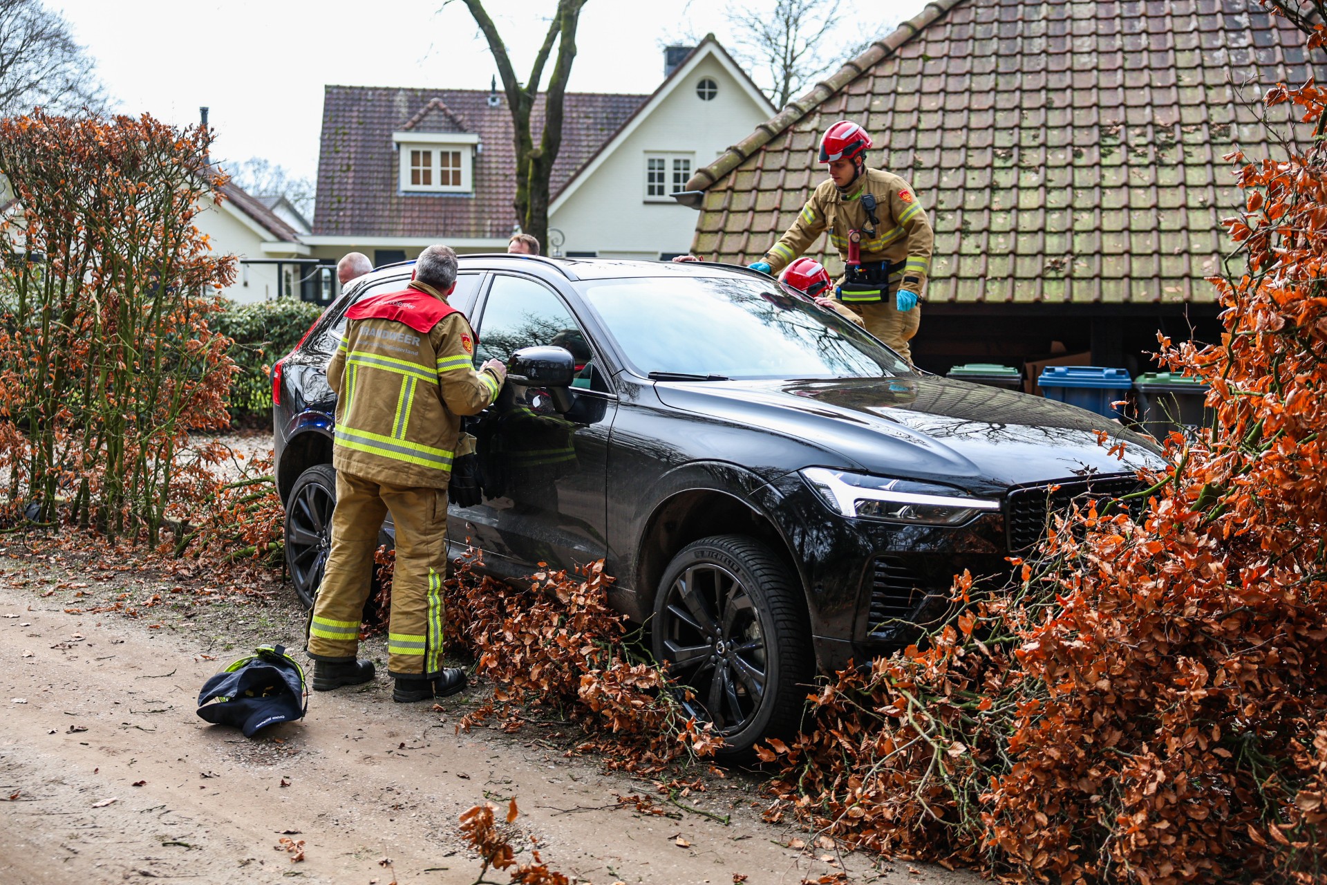 Automobilist botst tegen auto en belandt in heg