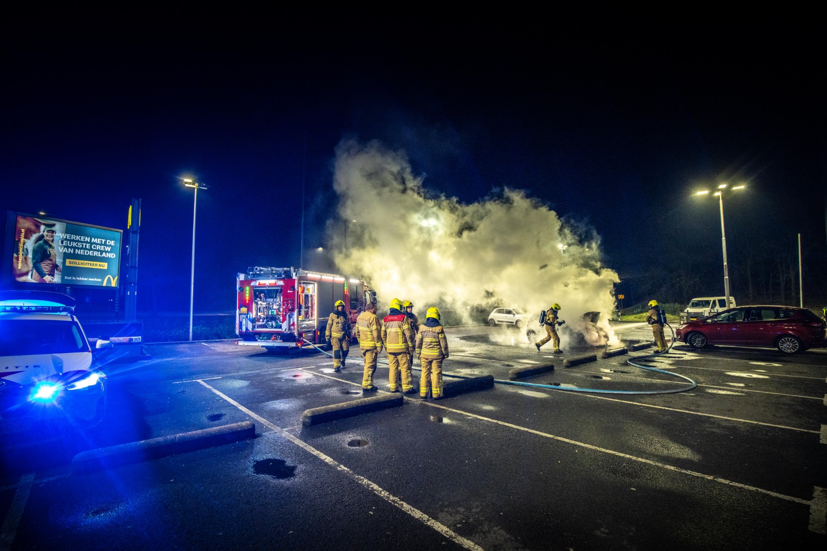Auto brandt volledig uit op parkeerplaats bij McDonald’s