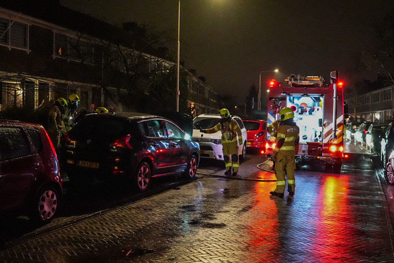 Geparkeerde auto vliegt in brand in Arnhem