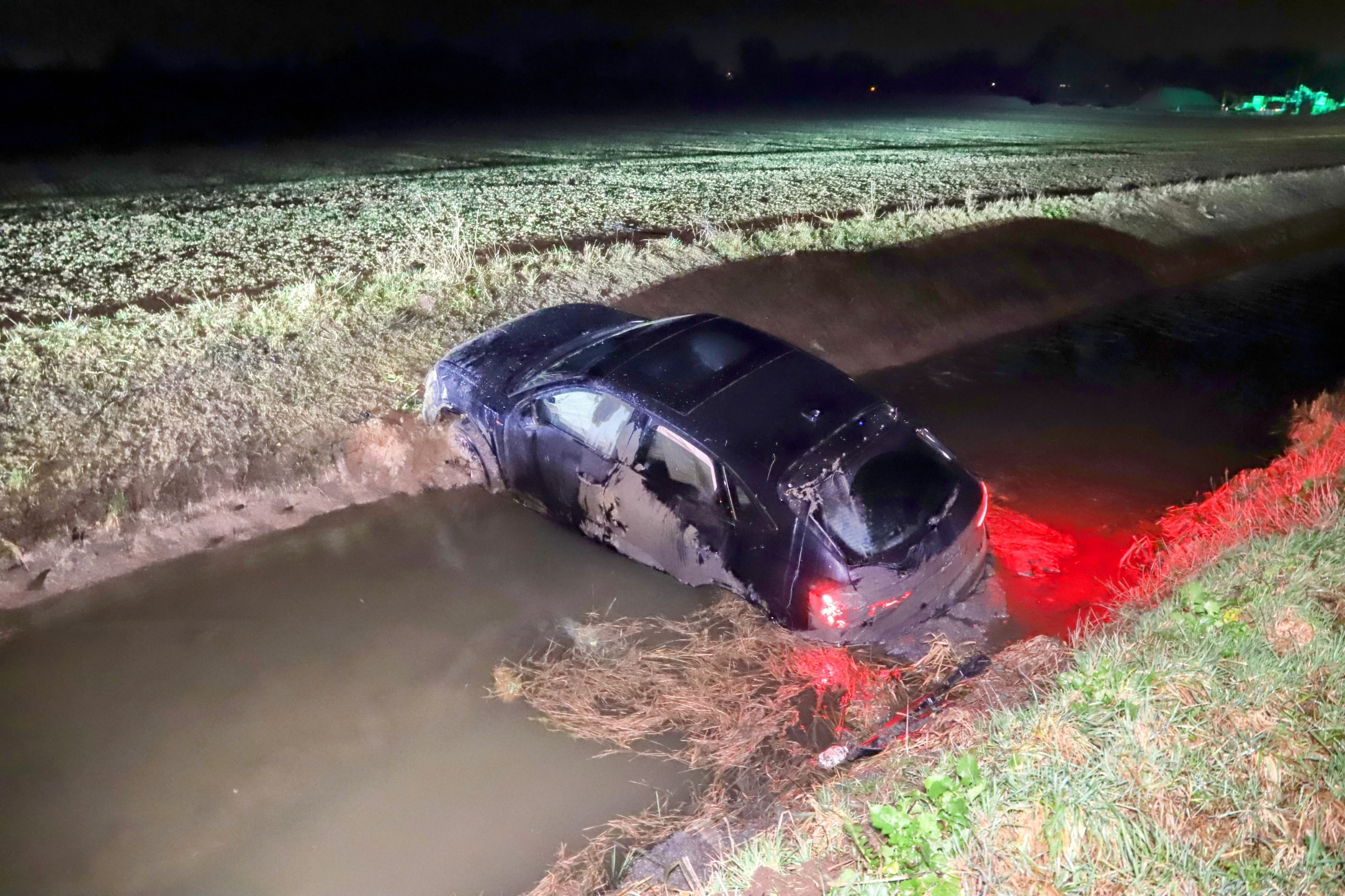 Auto raakt van de weg en crasht in sloot