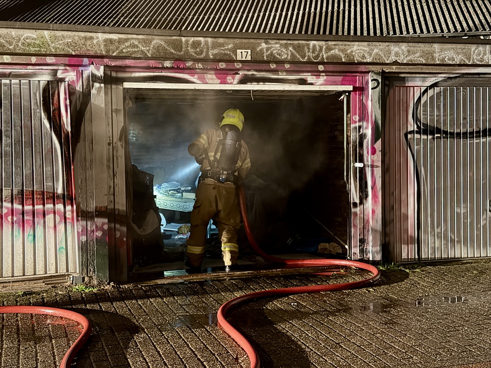 Garagebox vliegt in brand in Arnhem