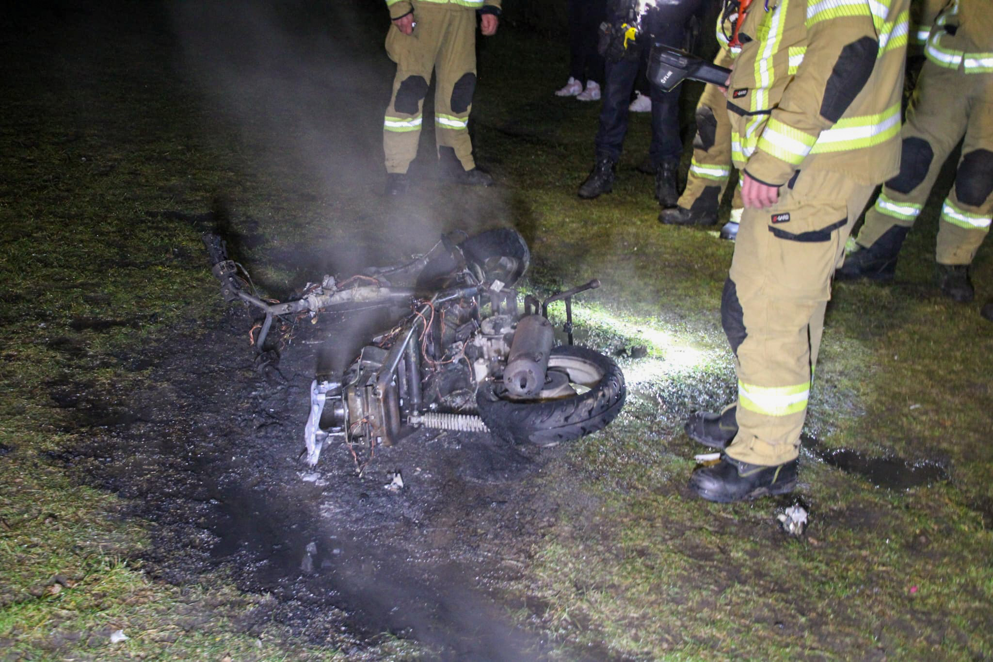 Scooter uitgebrand bij speeltuintje