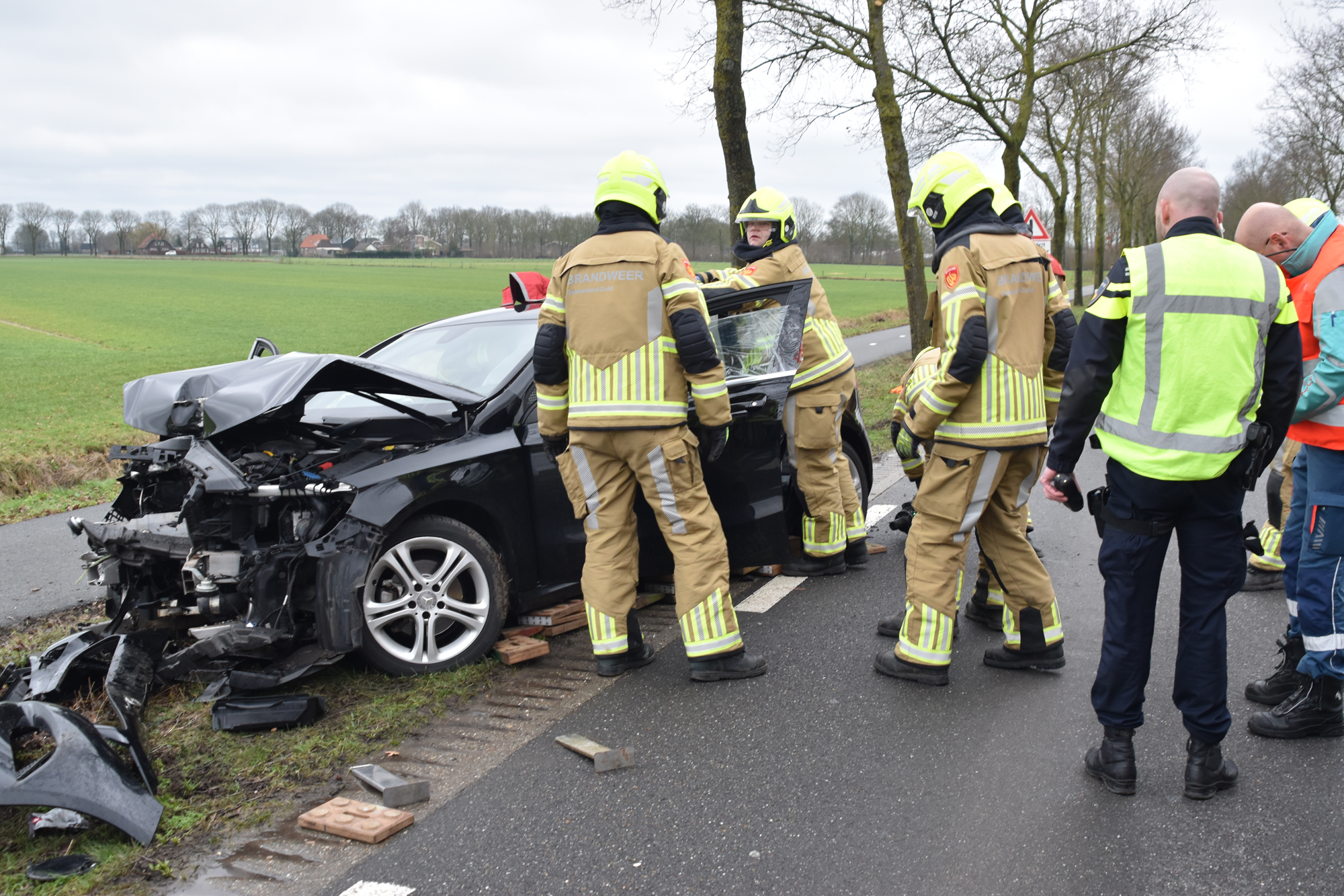Bestuurder (19) gewond na botsing tegen boom