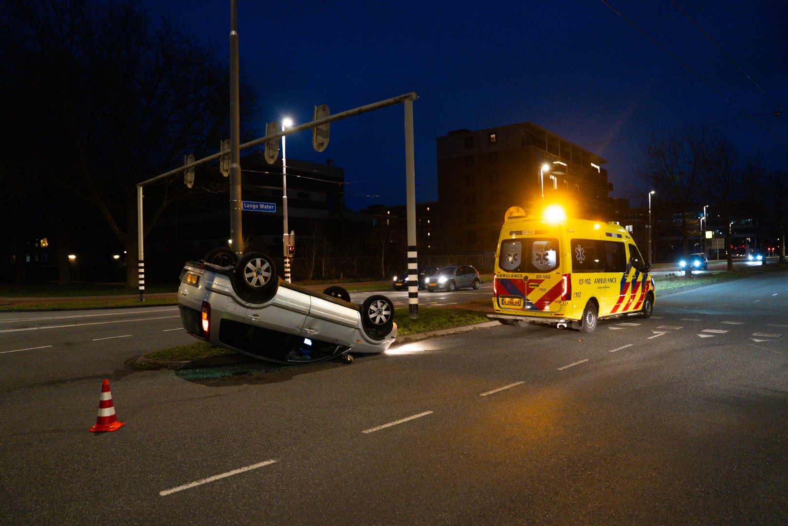 Auto belandt op kop bij aanrijding op kruising