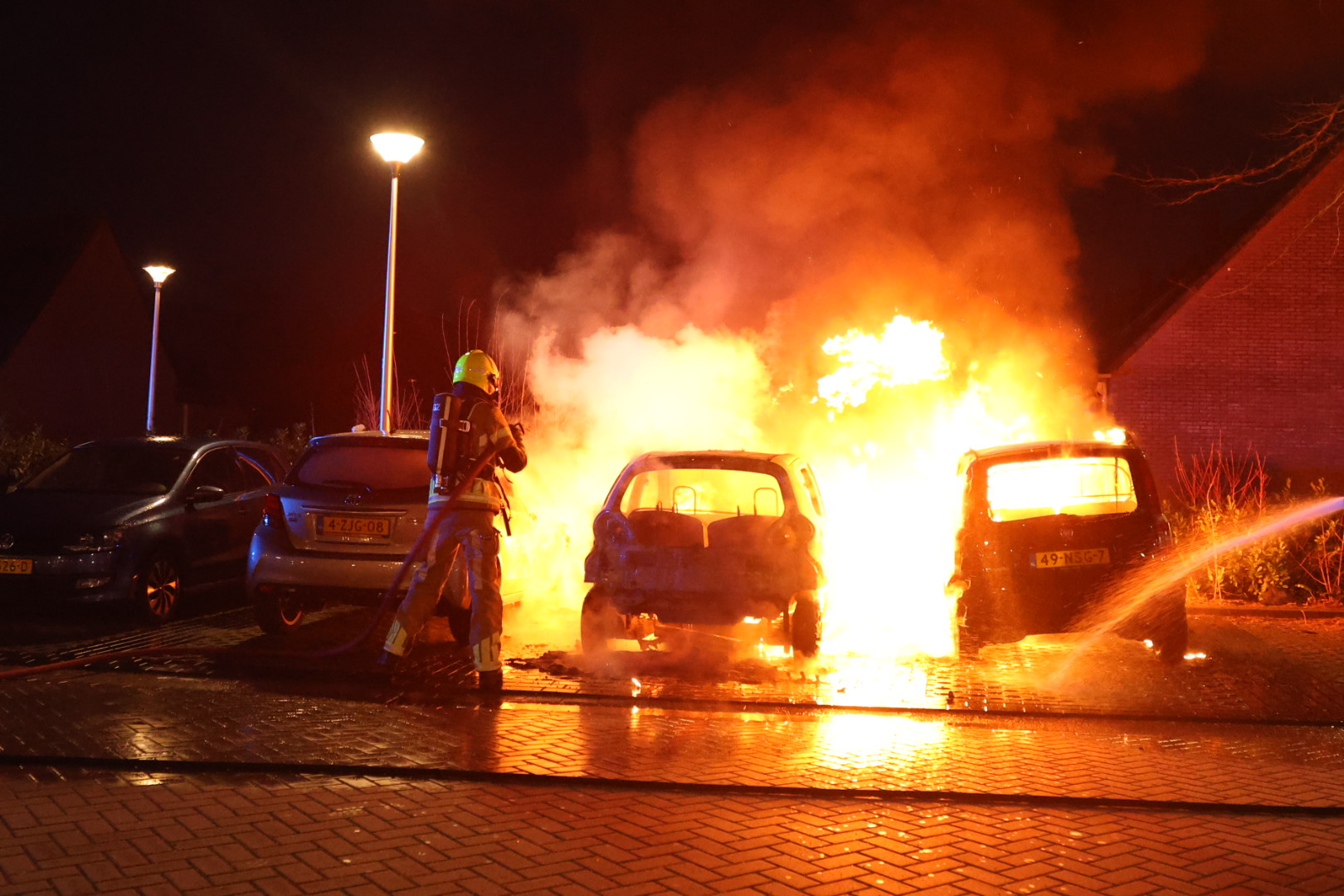 Drie geparkeerde auto’s uitgebrand