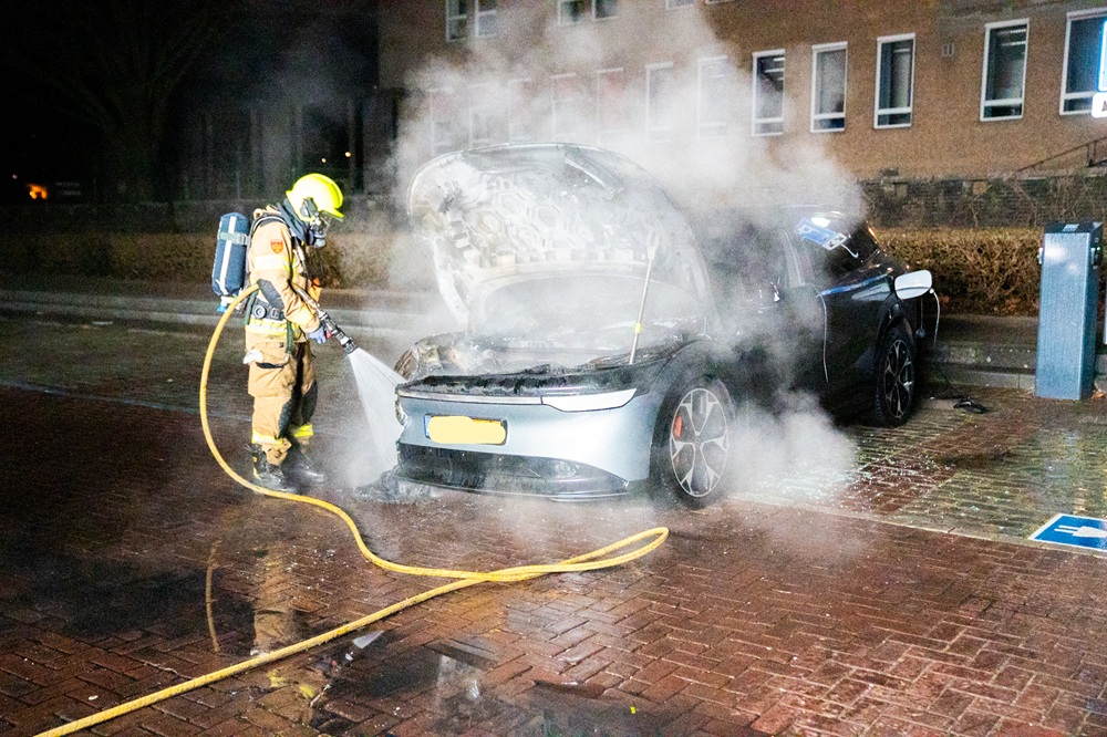 Electrische auto vliegt in brand bij gemeentehuis