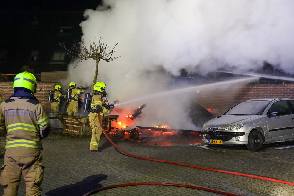 Uitslaande brand verwoest berging en auto