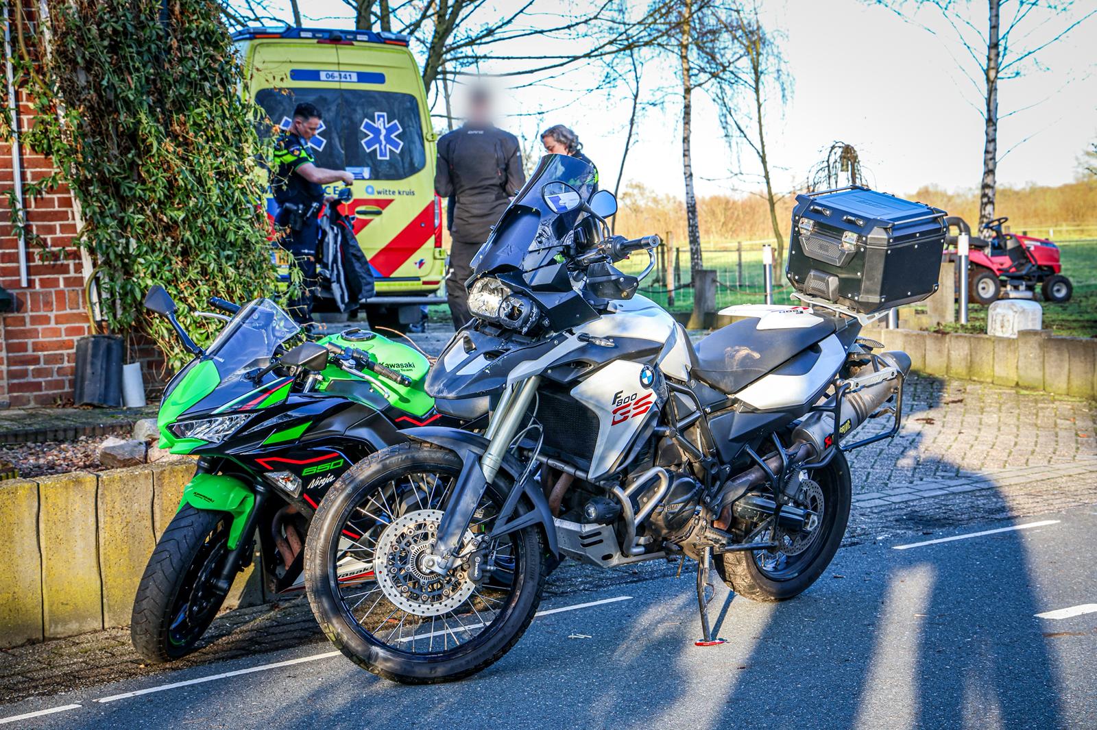 Motor schuift door en botst tegen muurtje