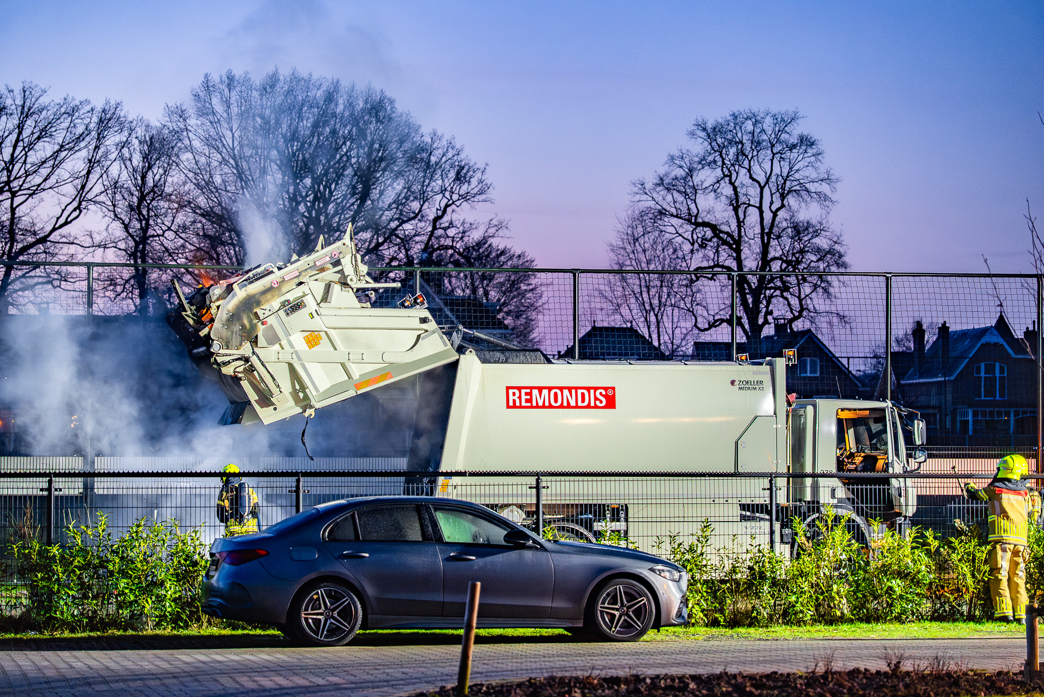 Lading van vuilniswagen vliegt in brand