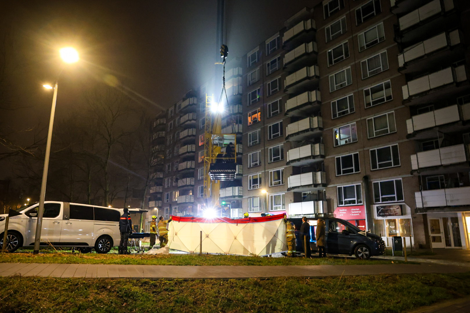 Overleden man met telekraan uit woning gehaald