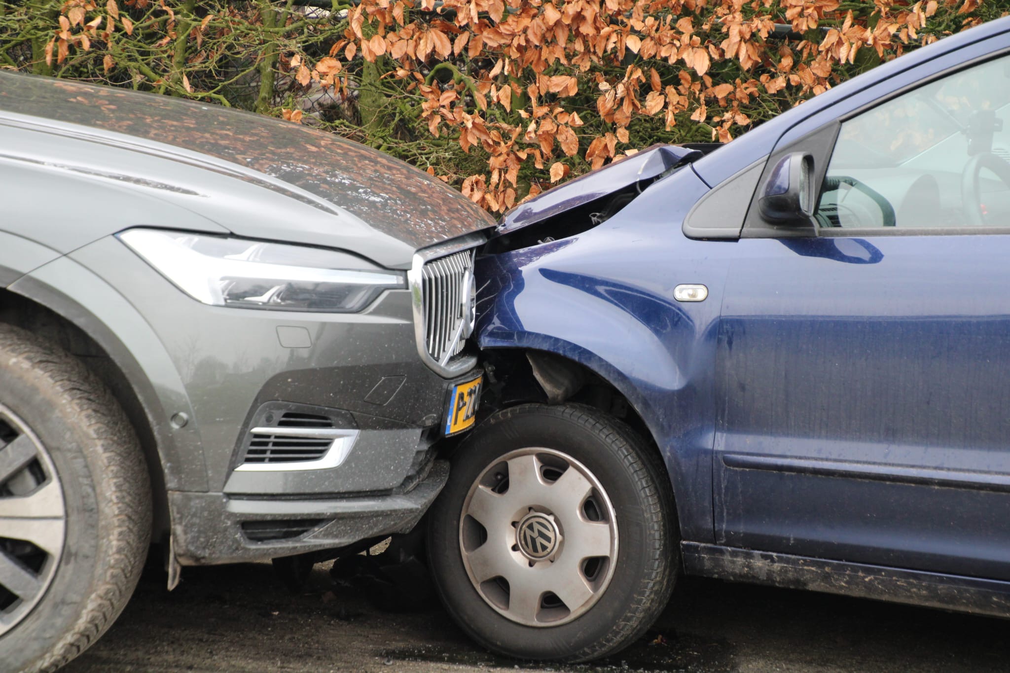Bestuurder onwel en botst tegen twee geparkeerde auto’s
