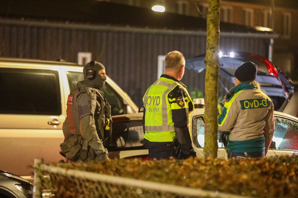 Zwaar bewapend arrestatieteam doet inval in woning
