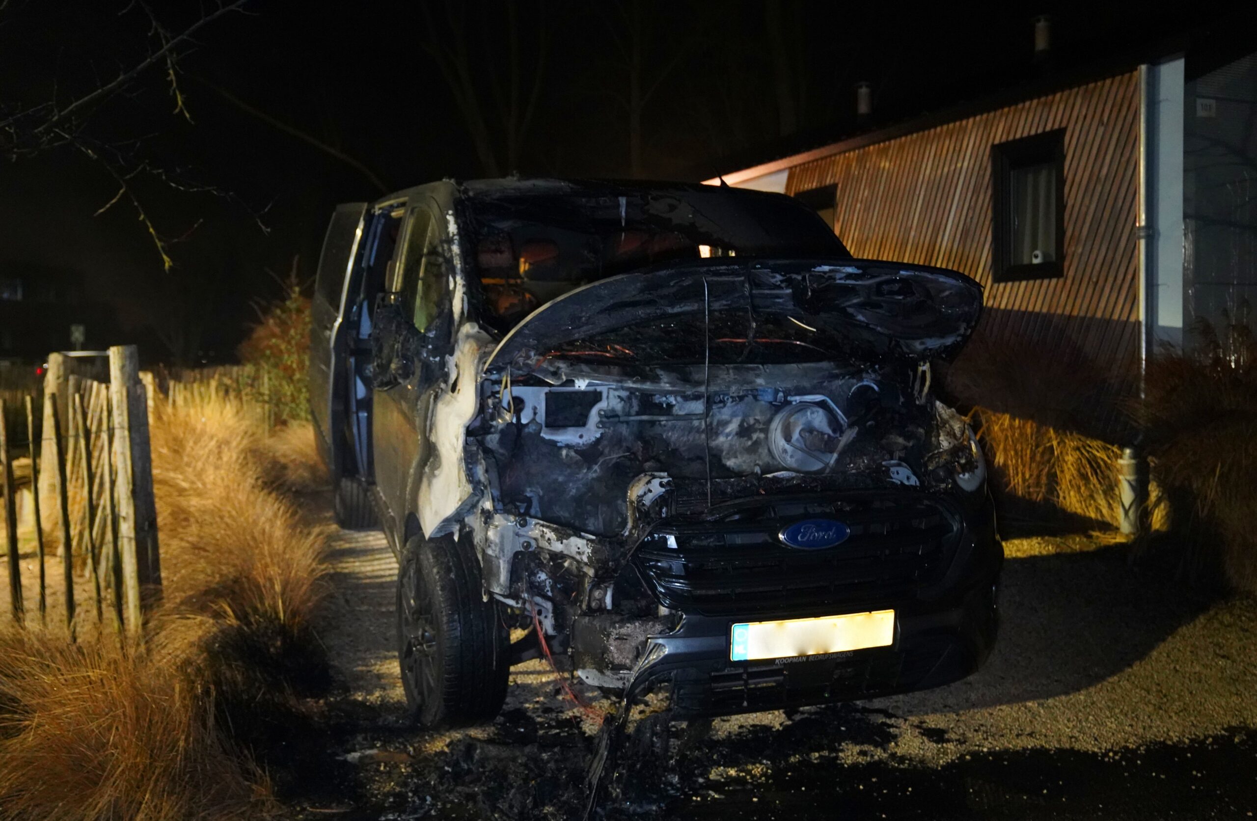 Bestelbus in brand op vakantiepark