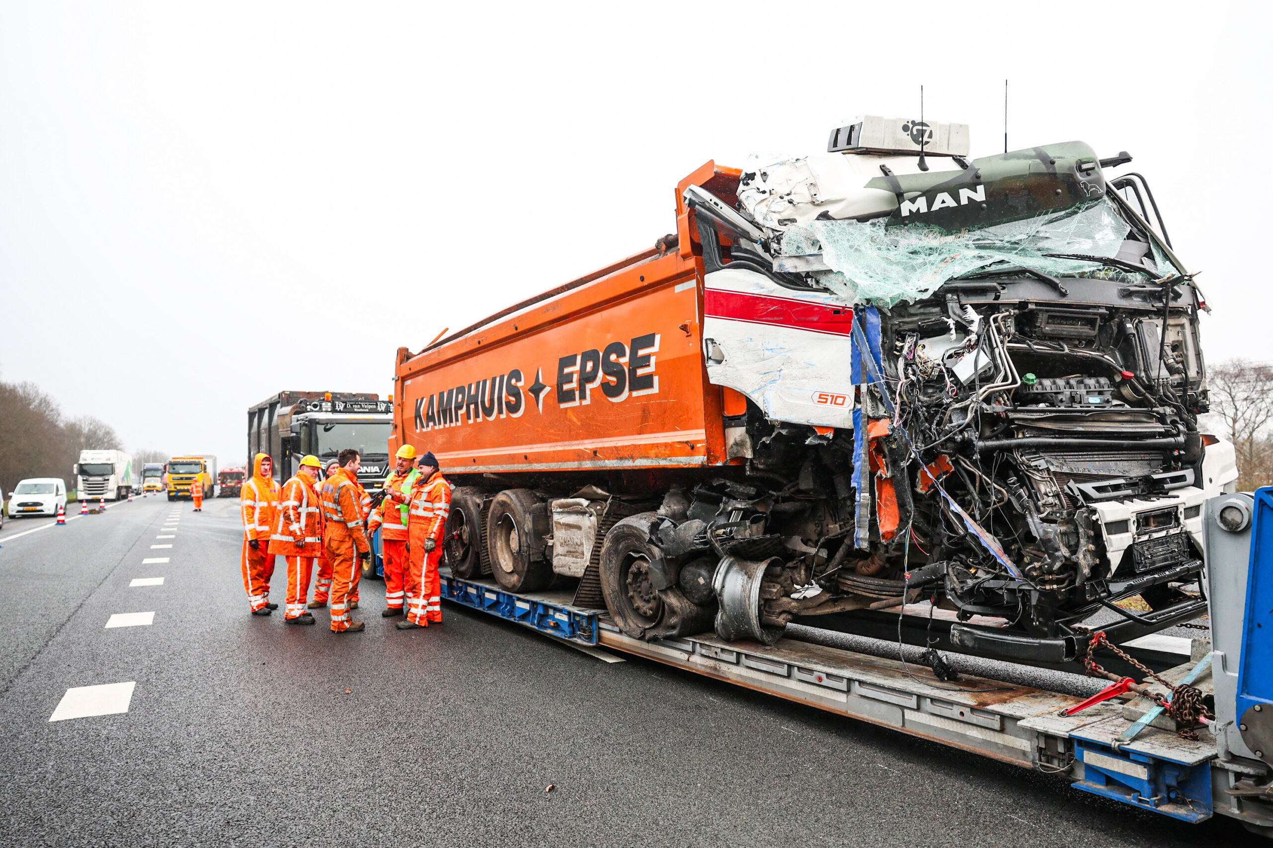 Ernstig ongeval met drie vrachtwagens zorgt voor urenlange afsluiting snelweg