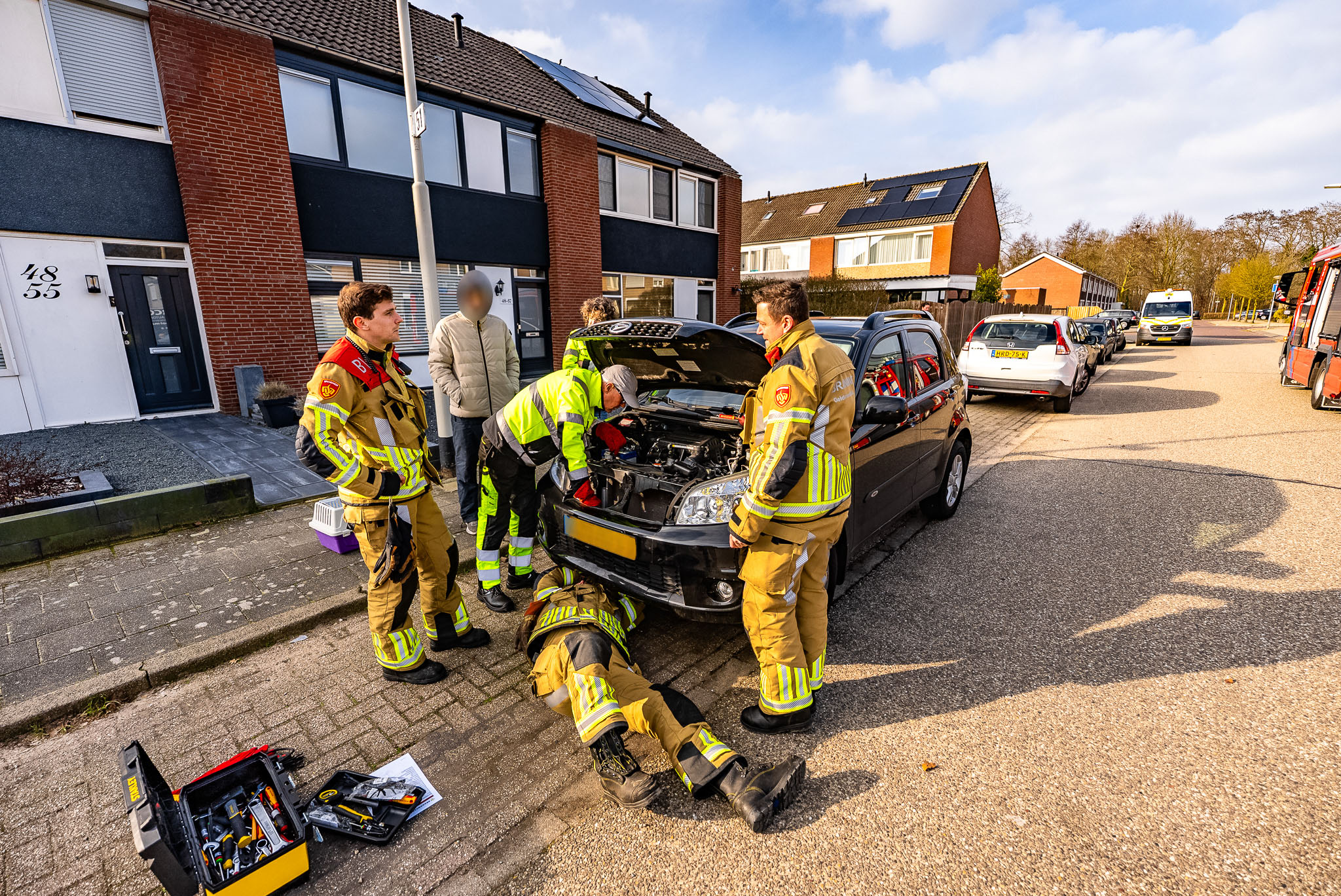 Brandweer bevrijdt kat uit motorruimte van auto