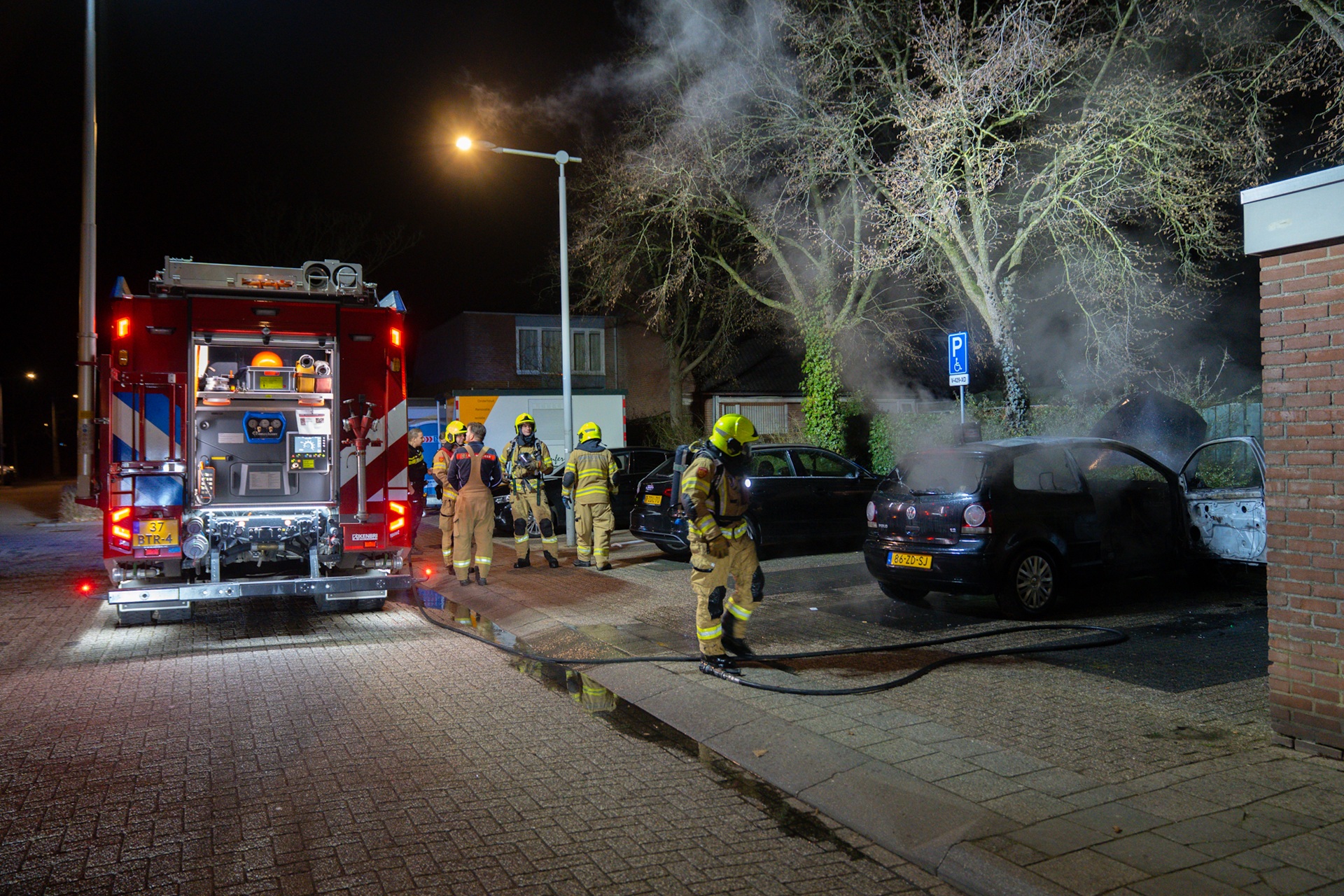 Auto door brand verwoest in Arnhem