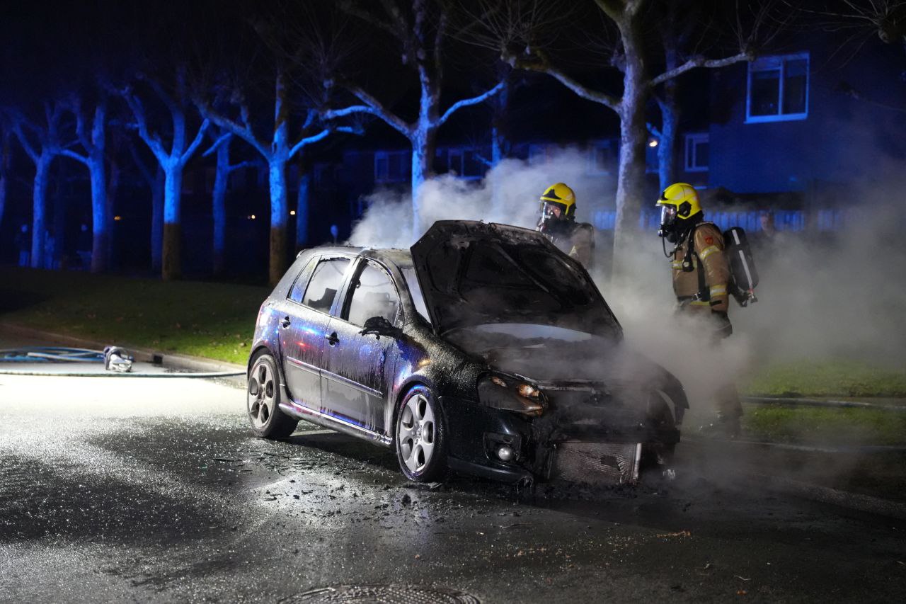 Geparkeerde auto in brand gestoken, dader gevlucht