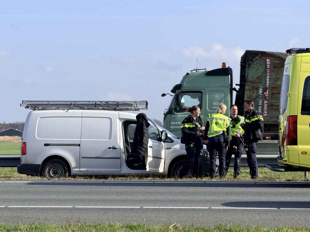 Auto botst tegen vangrail op snelweg