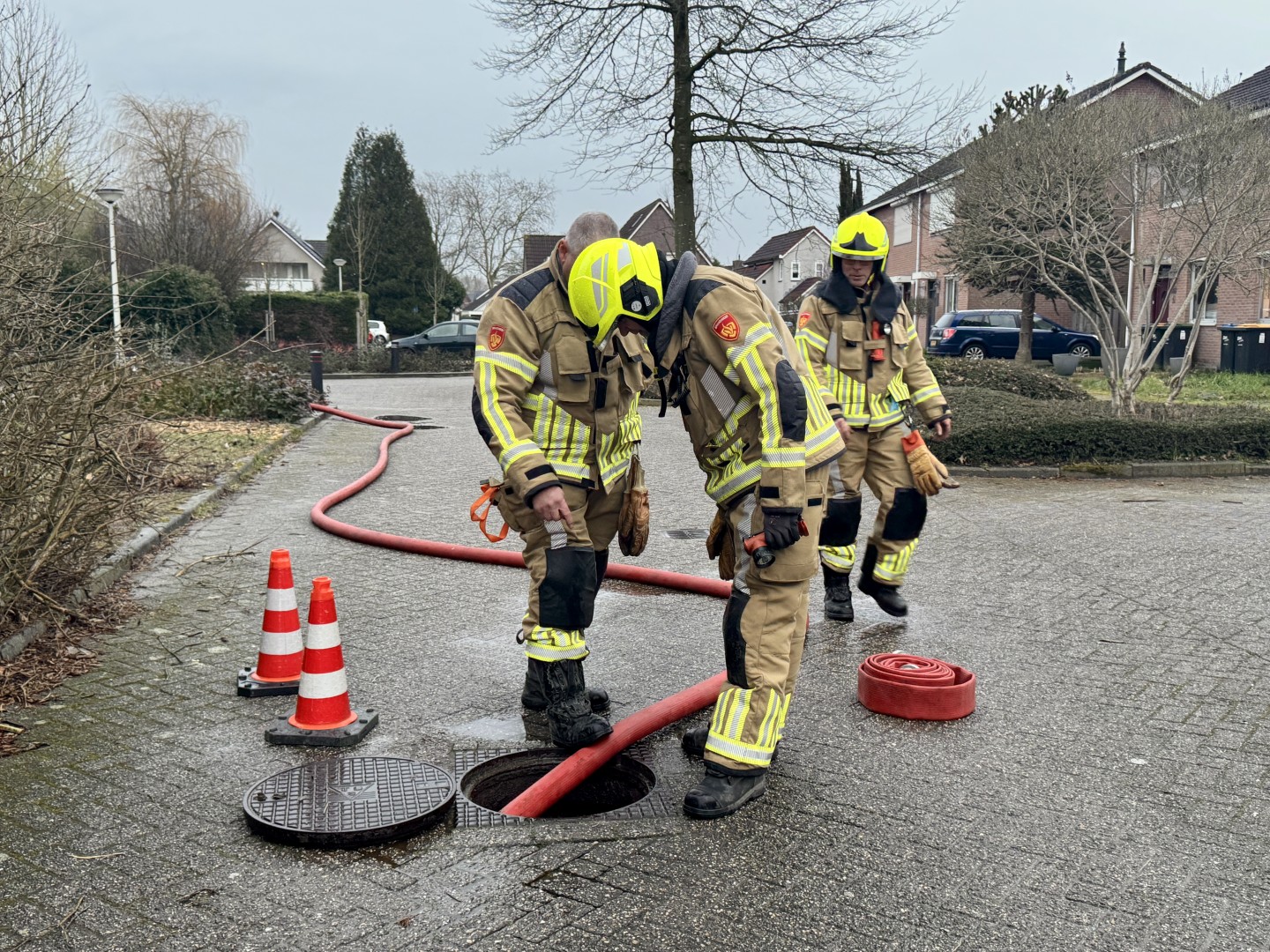 Brandweer onderzoekt benzineachtige stanklucht in woonwijk