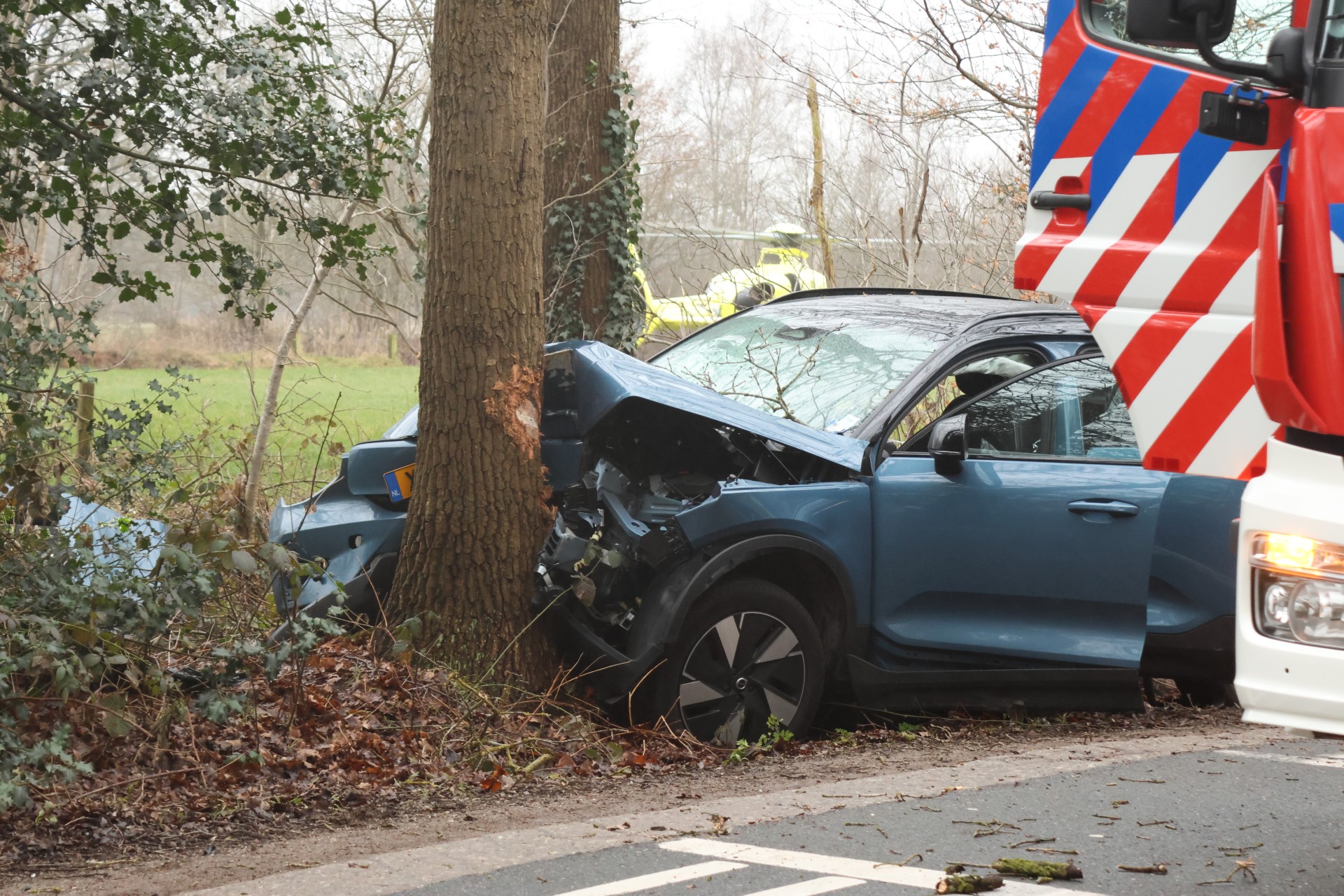 Twee zwaargewonden na frontale botsing tegen boom