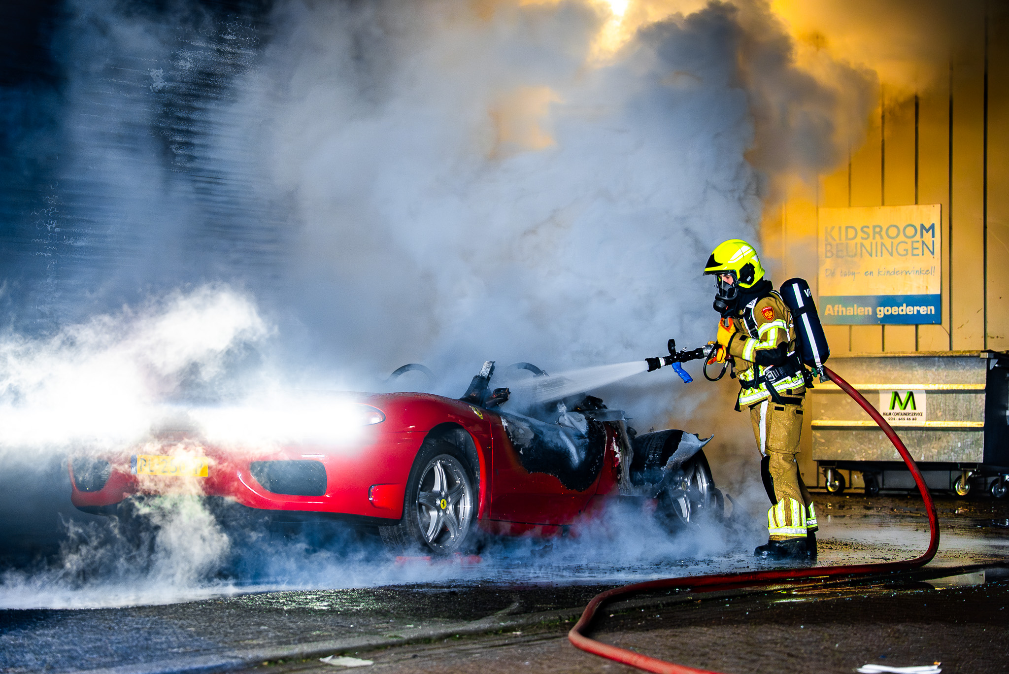 Ferrari volledig verwoest door brand