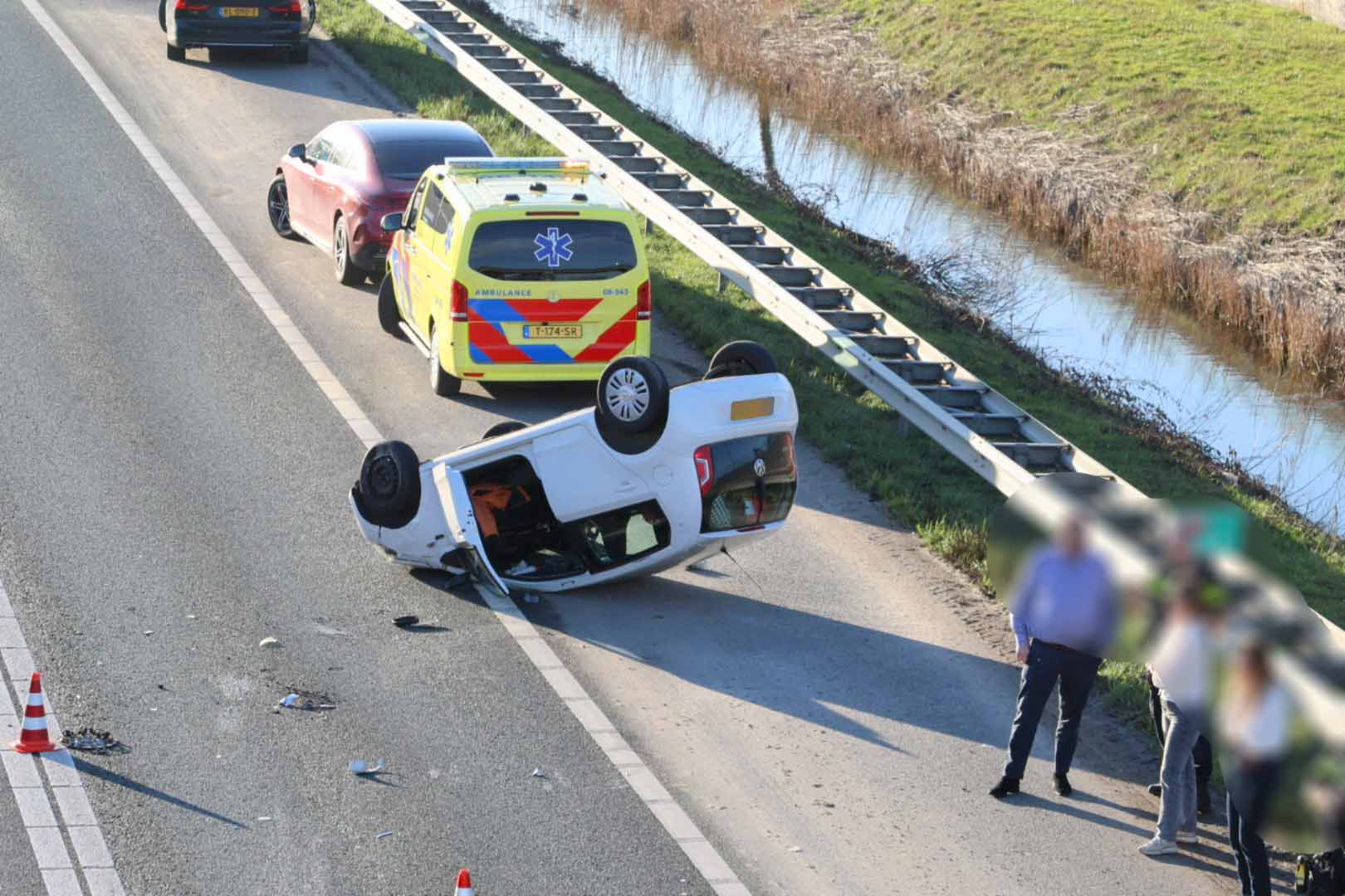 Auto op de kop na botsing op snelweg