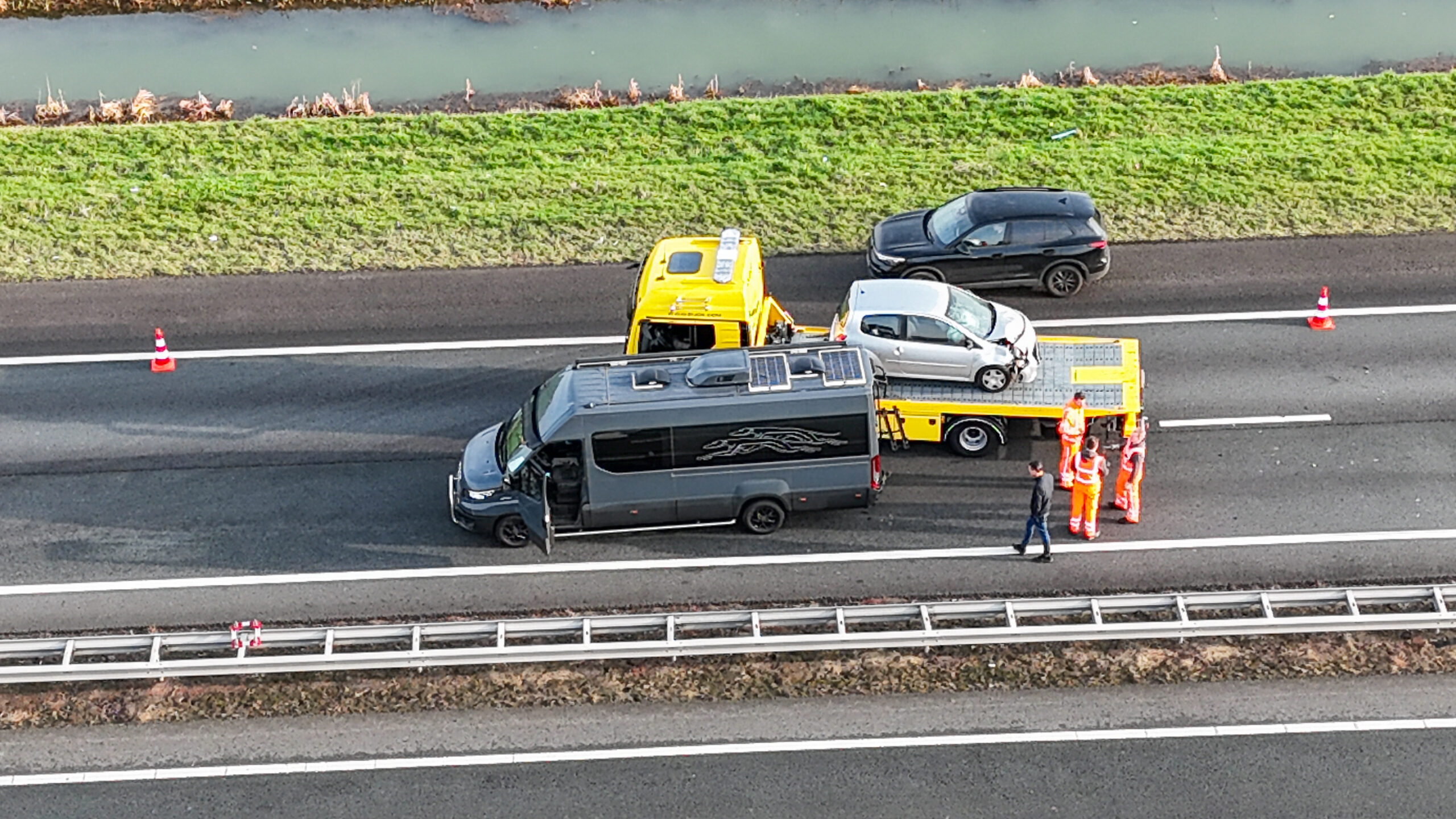 Snelweg tijdelijk dicht na aanrijding tussen twee voertuigen