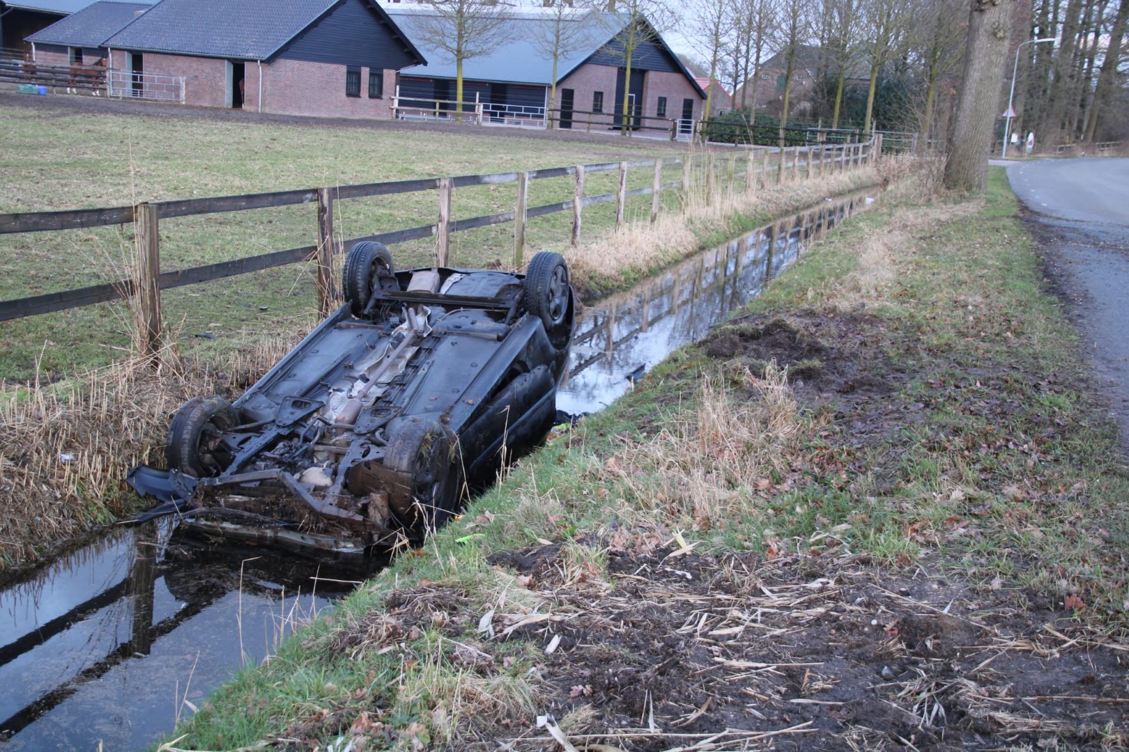 Automobilist raakt gewond nadat auto op kop in sloot belandt