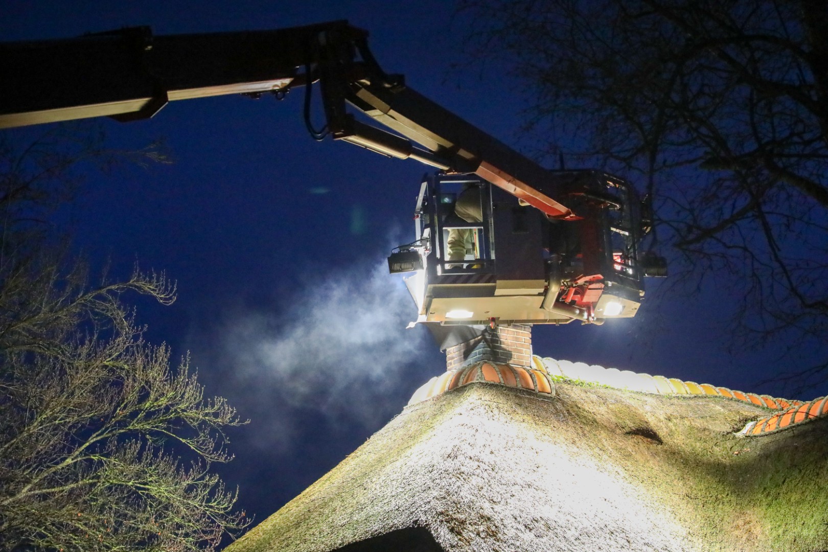 Brandweer rukt massaal uit voor schoorsteenbrand bij rietgedekte woning
