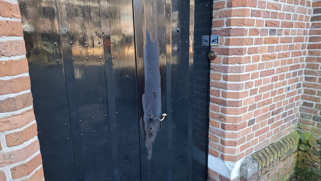 Brandstichting op twee plekken bij kerkgebouw