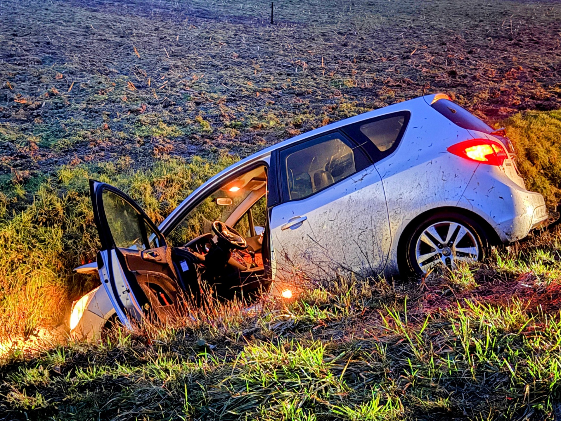 Vrouw raakt macht over stuur kwijt en rijdt de sloot in