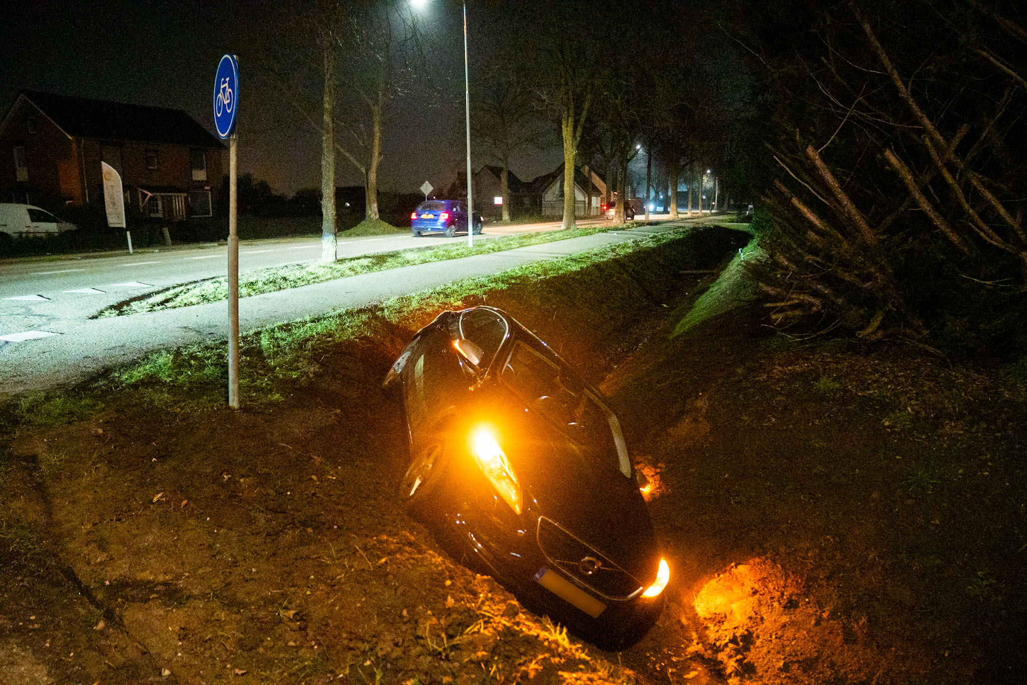 Auto belandt in sloot door inschattingsfout bestuurder