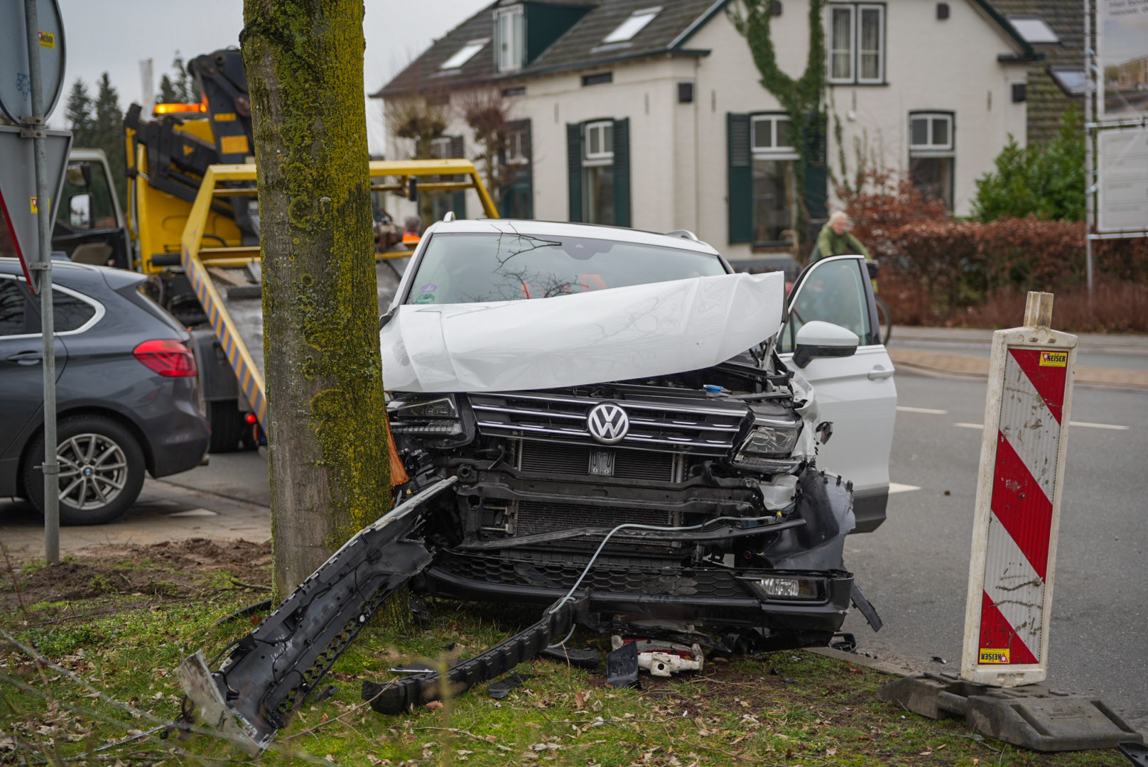 Auto tot stilstand tegen boom na botsing