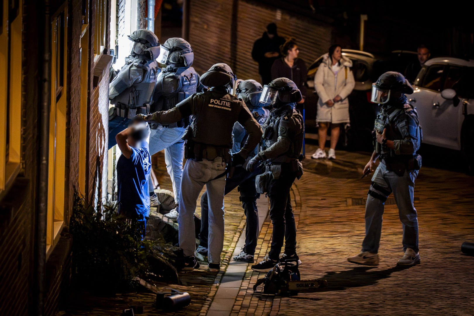 Arrestatieteam doet inval in woning in Arnhem