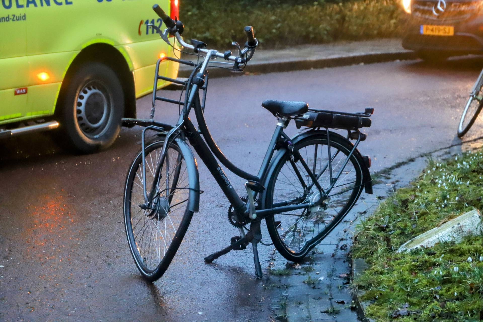 Fietsster zwaargewond na aanrijding met auto