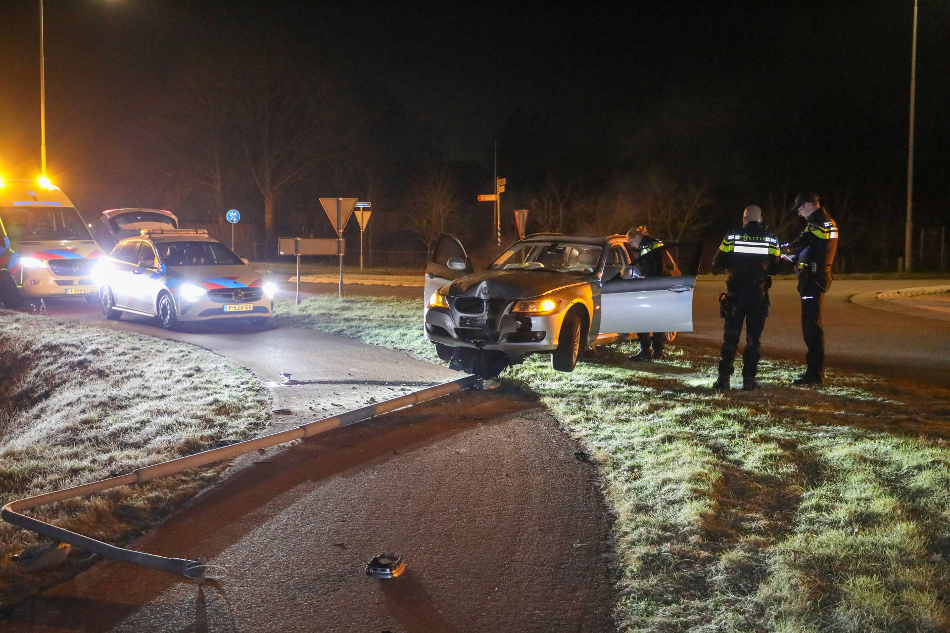 Bestuurder welke mogelijk onder invloed is knalt tegen lantaarnpaal