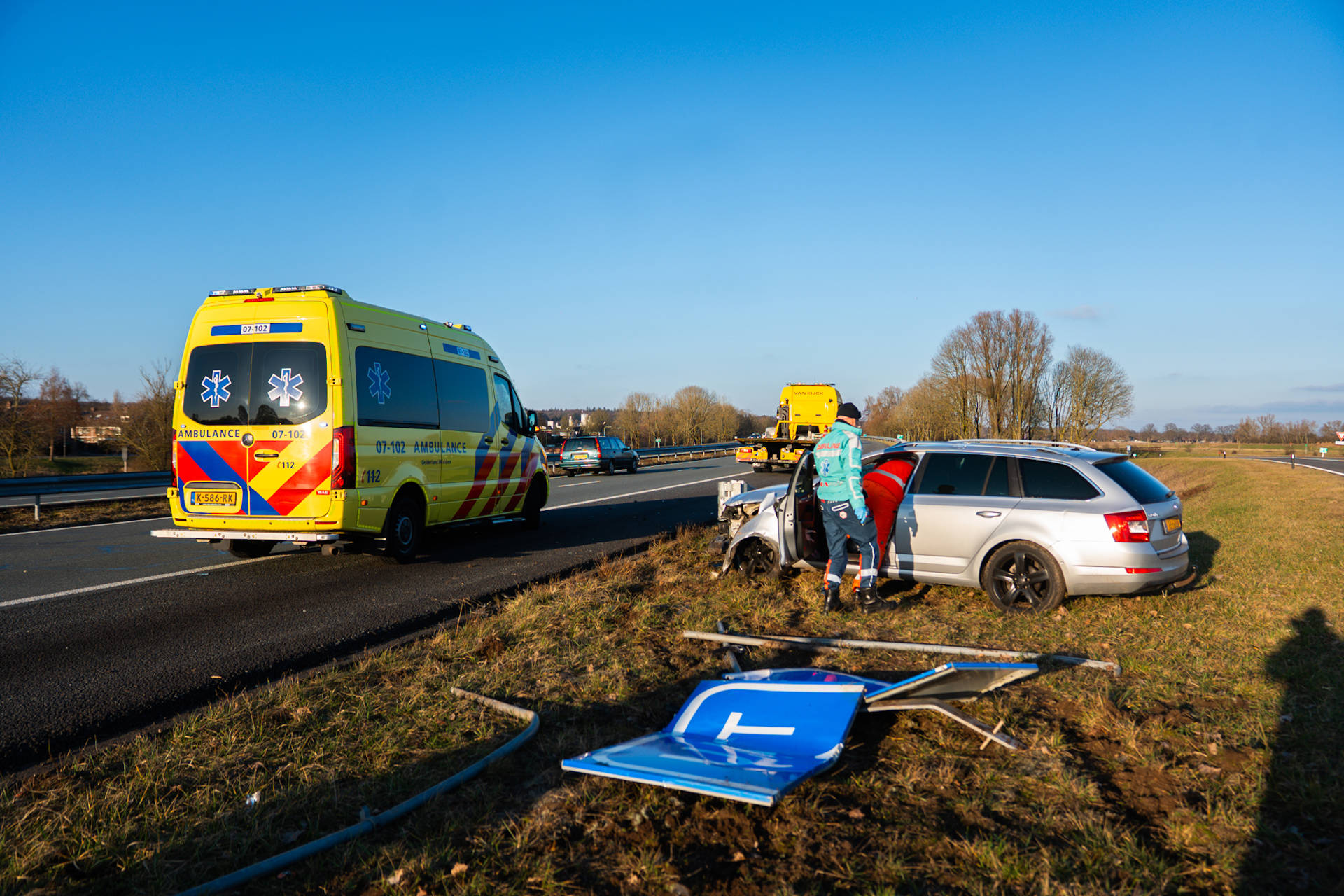 Bestuurder raakt geleiderail en raakt gewond