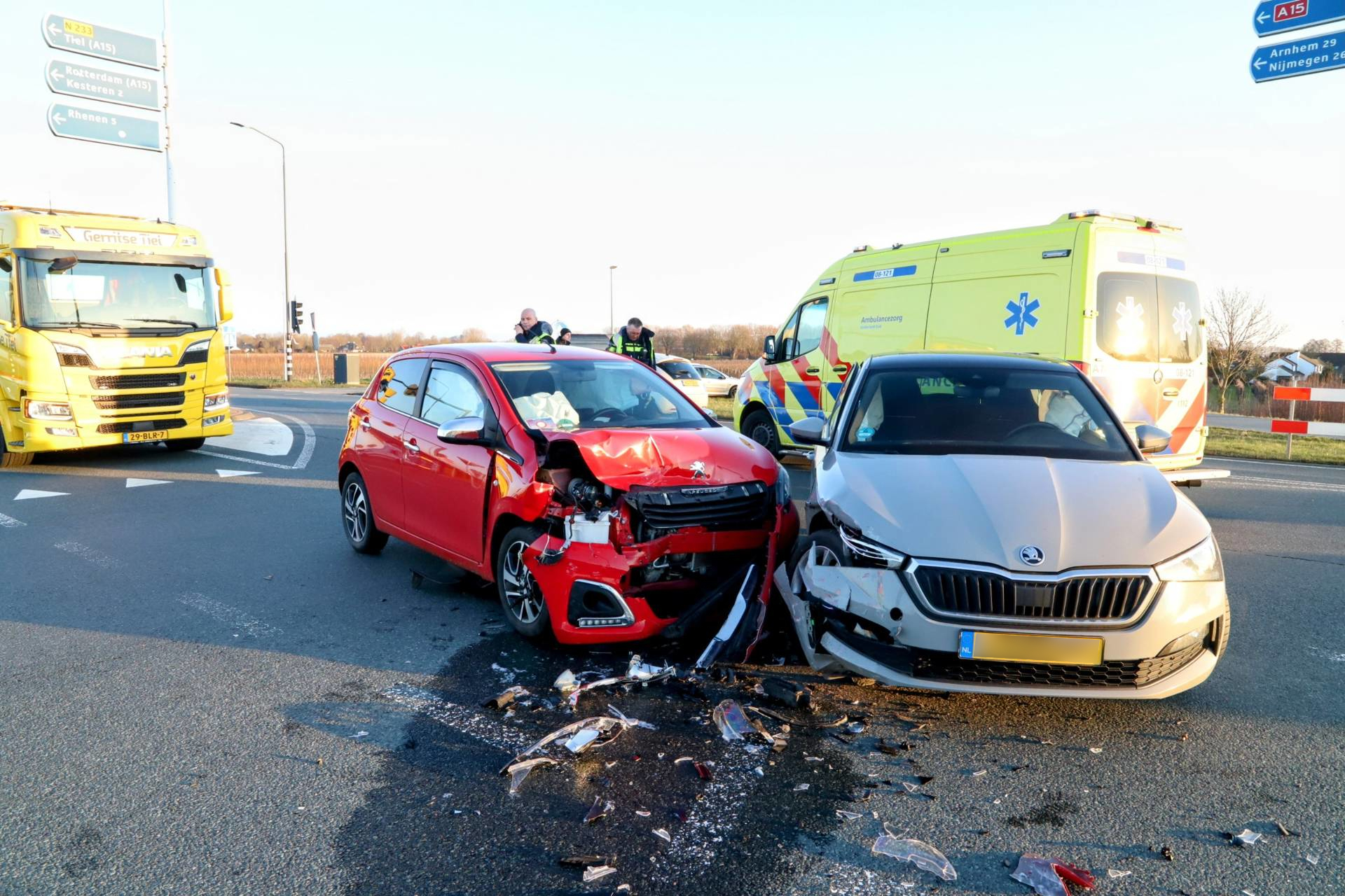 Veel schade na botsing tussen twee auto’s