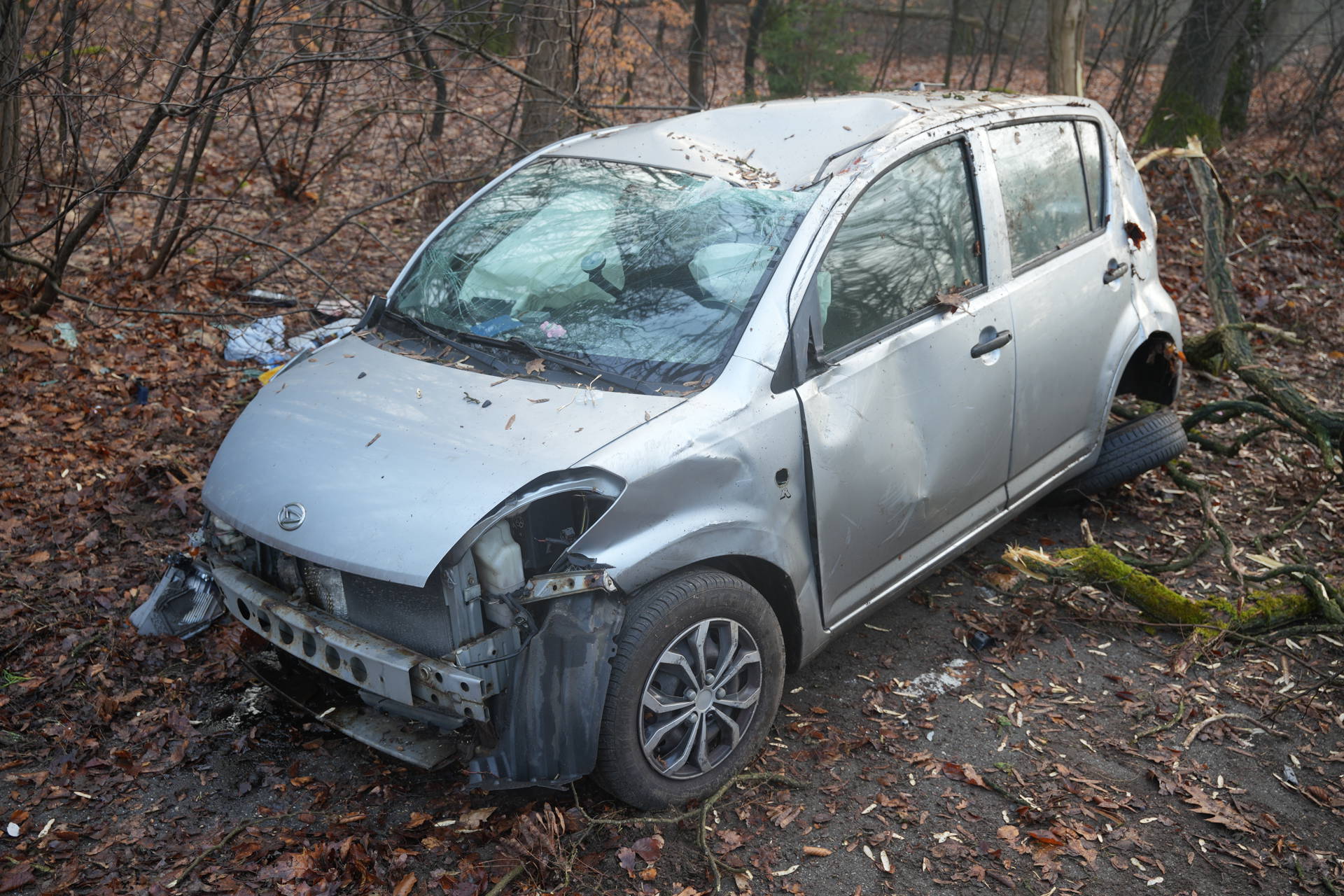 Automobiliste vliegt van weg en crasht tegen boom