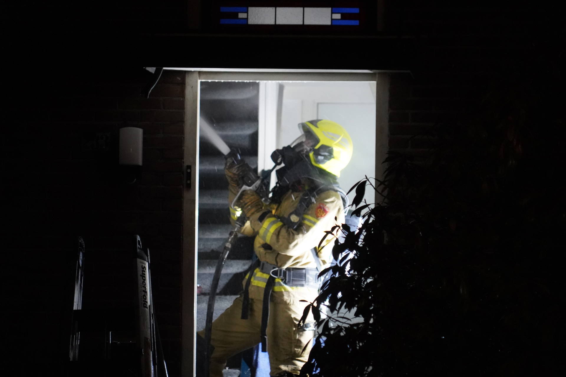 Brand in meterkast veroorzaakt vlammen bij voordeur woning