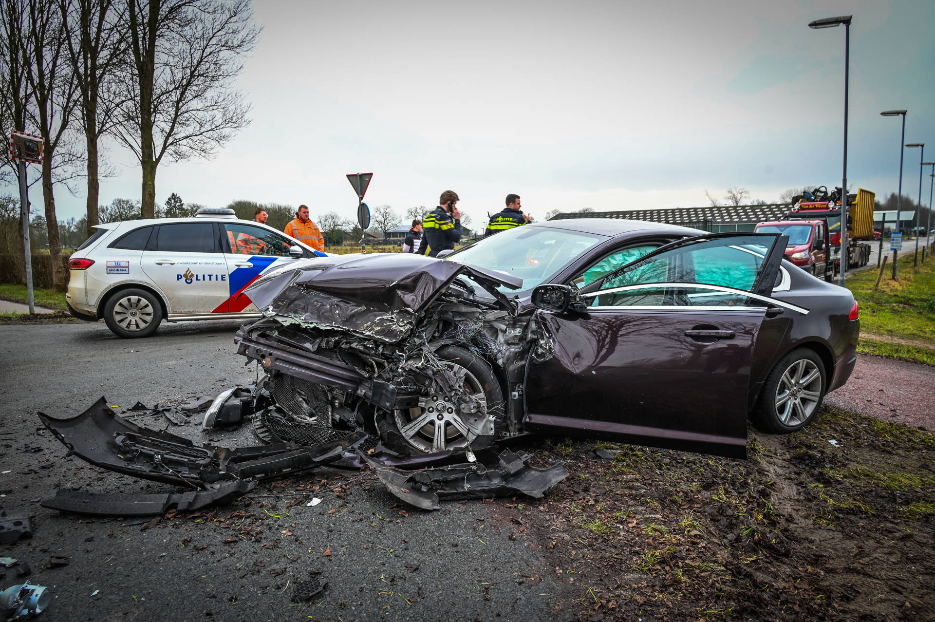 Auto botst hard op aanhangwagen vrachtwagen, flinke verkeershinder