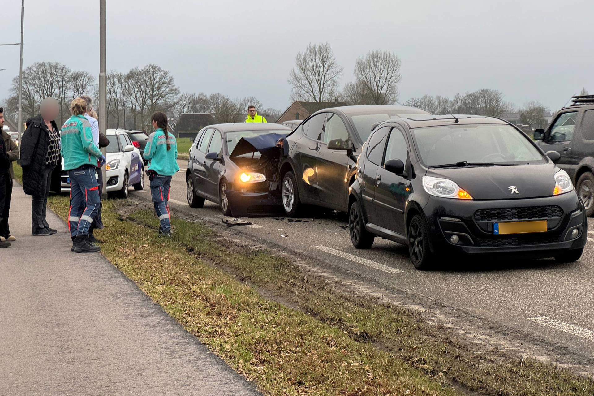 Drie auto’s botsen, weg volledig afgesloten