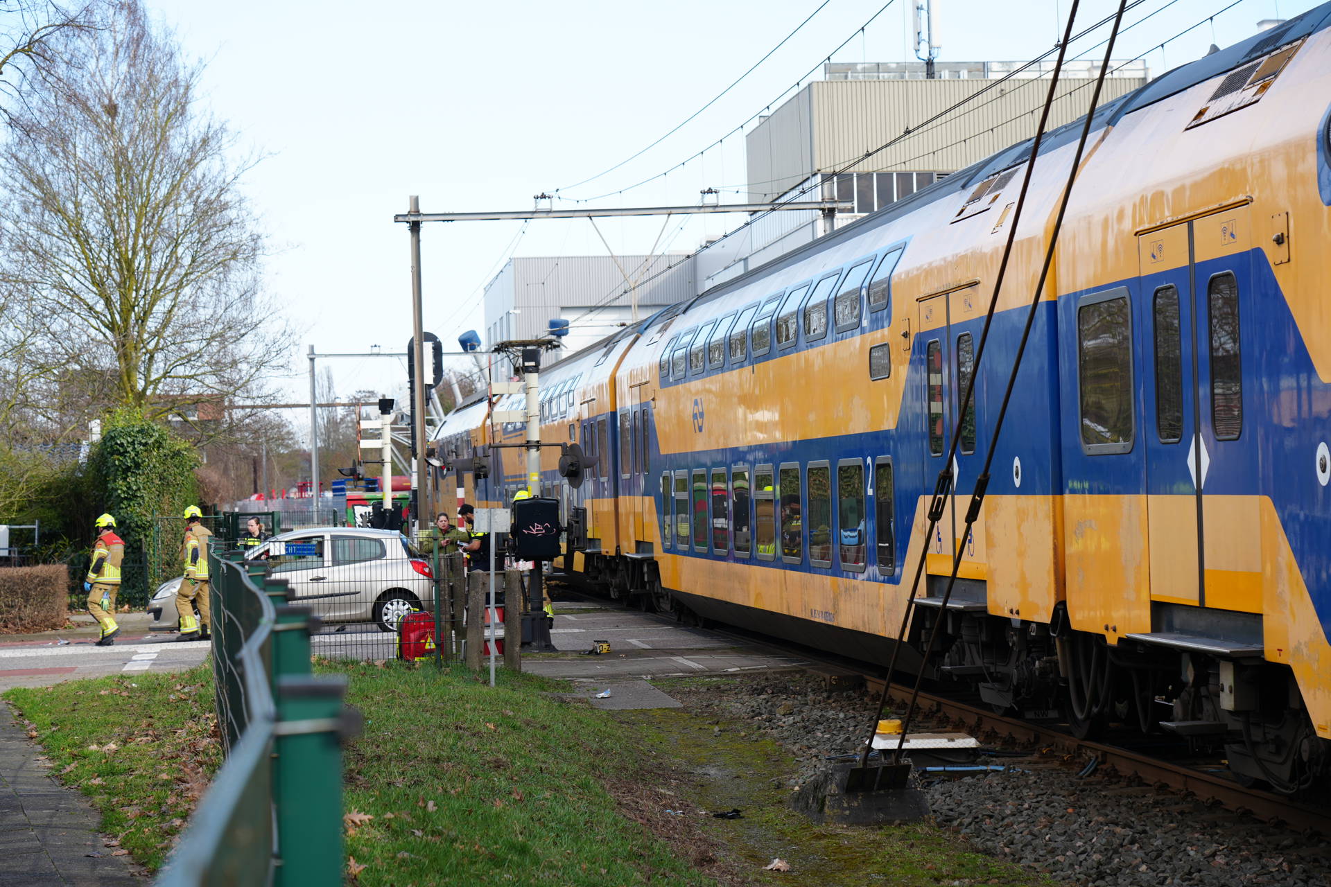 Auto op spoor geraakt door trein na botsing met scooter