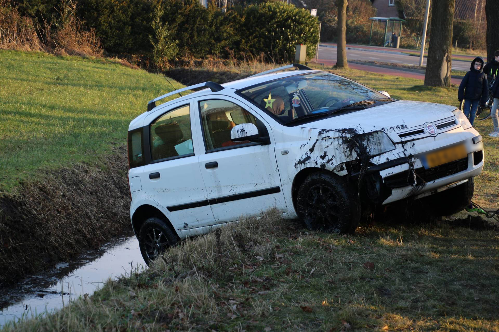 Automobilist belandt met auto in sloot en wordt naar ziekenhuis gebracht