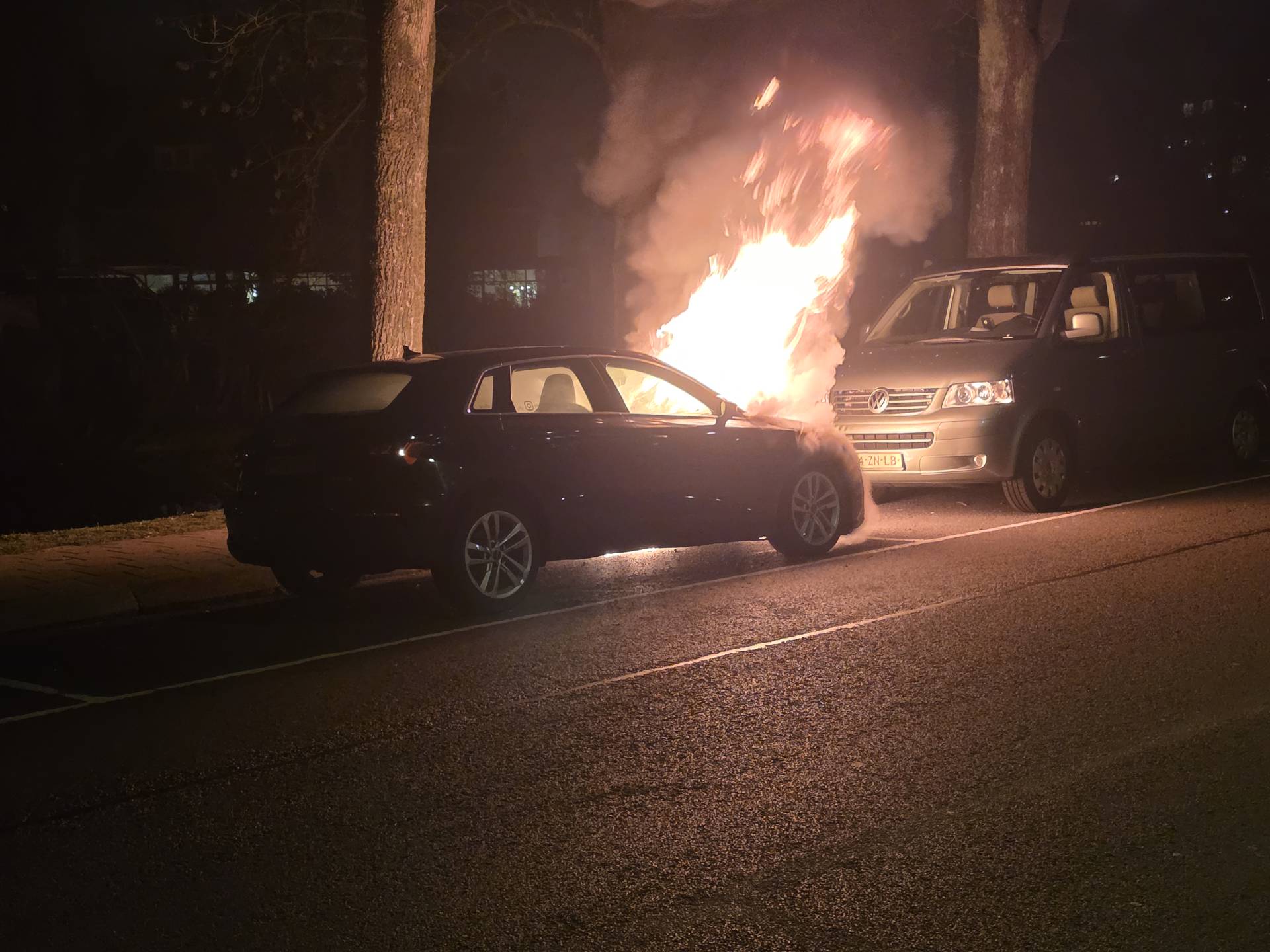 Geparkeerde auto vliegt in brand