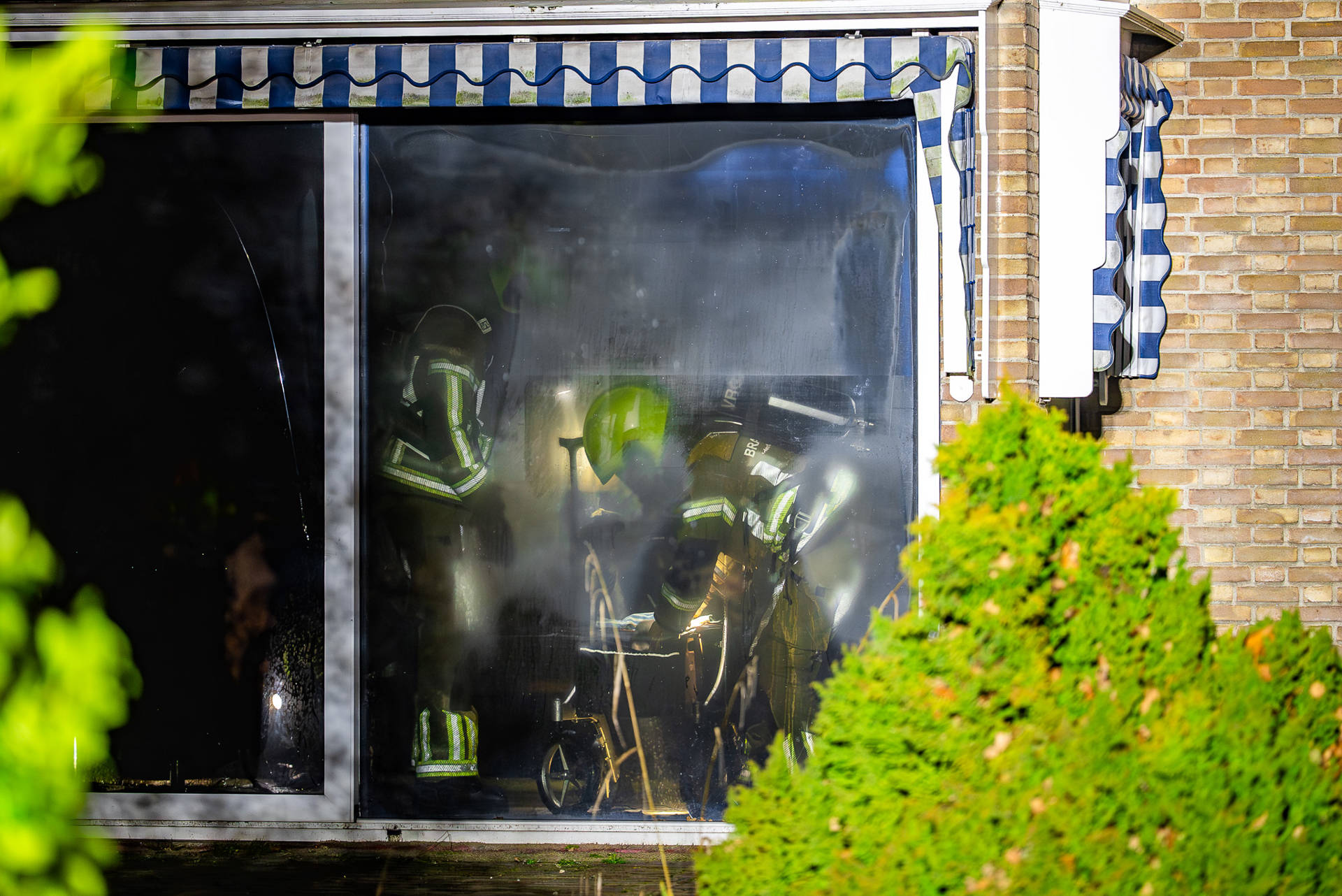 Woning onbewoonbaar na brand in woonkamer door kortsluiting