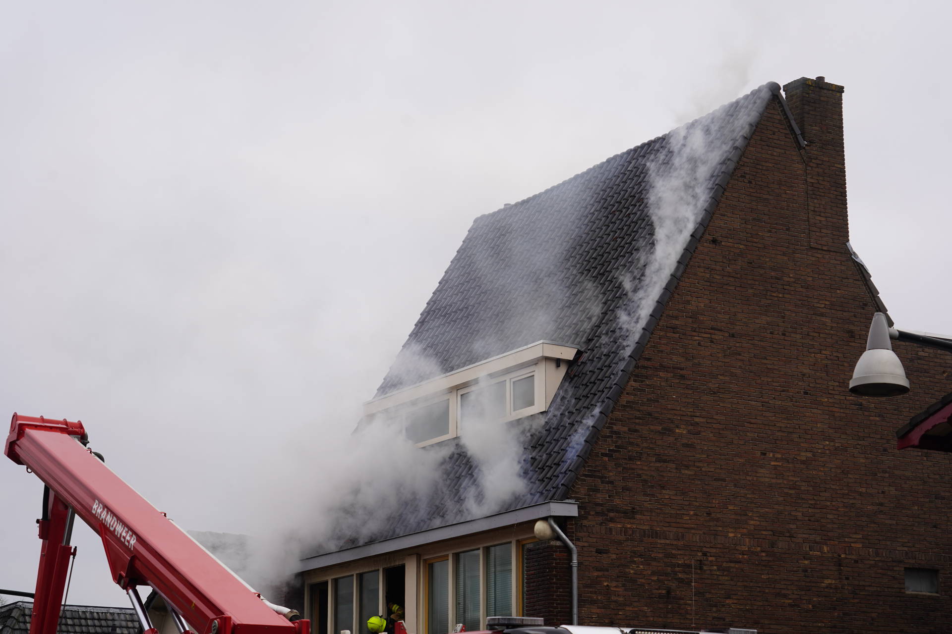 Veel rook bij dakbrand in pand