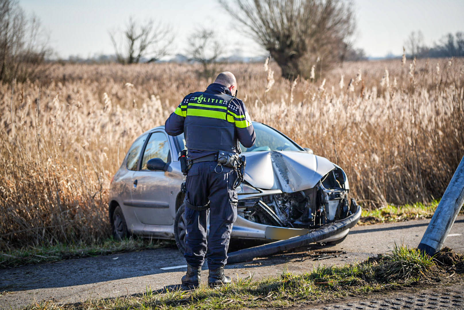 Automobilist onder invloed bij eenzijdig ongeval, auto botst tegen lantaarnpaal