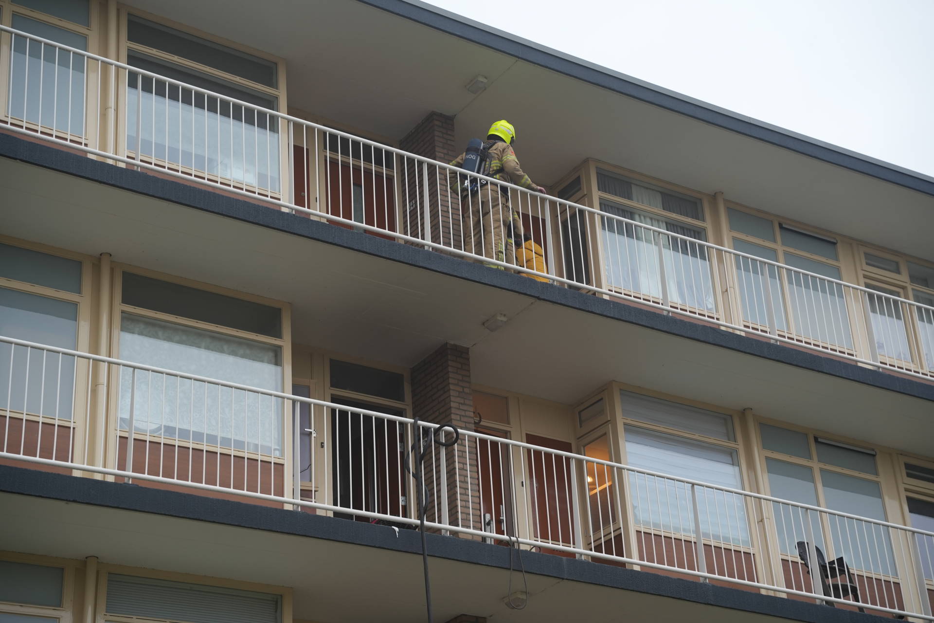 Woningbrand in flat, veel rook bij brand op derde verdieping